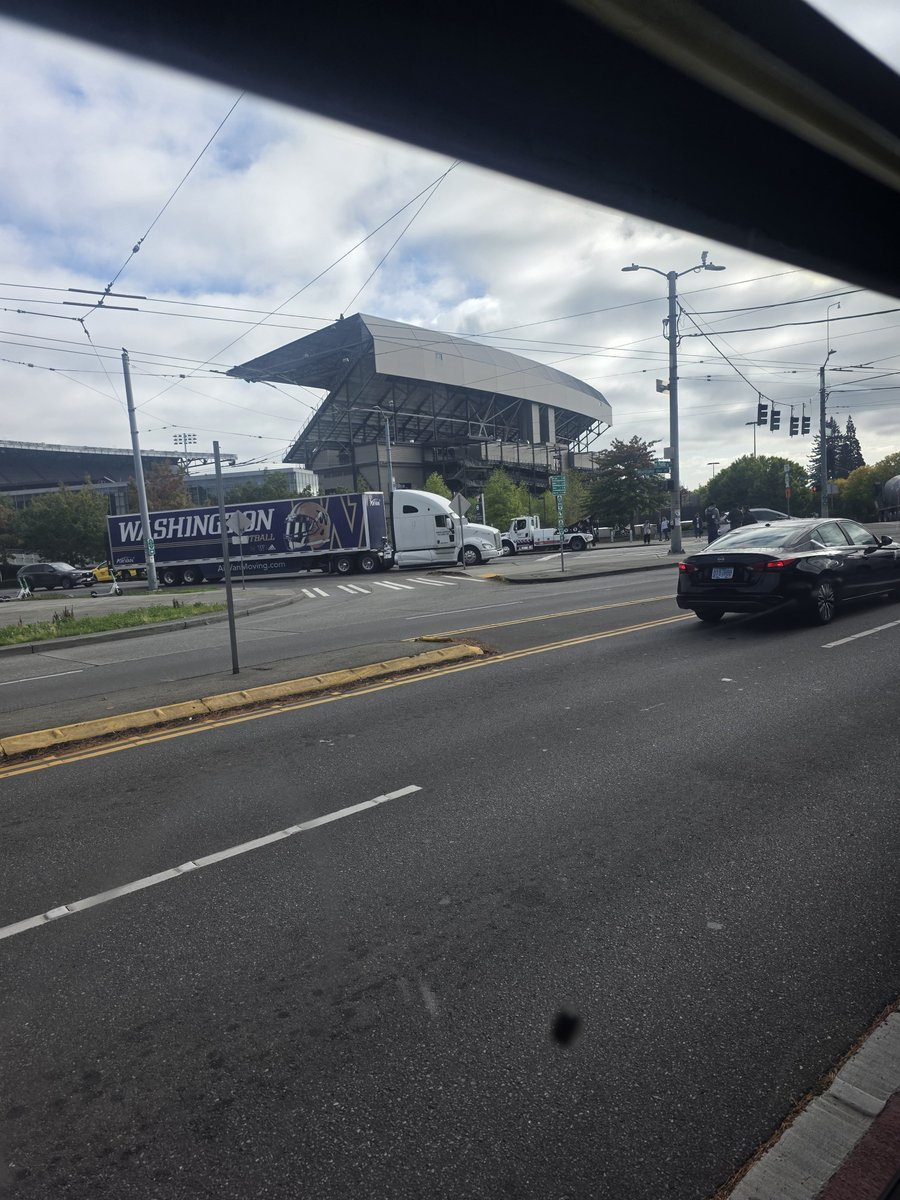 nickrcody's tweet photo. Saw the UW EQ truck on my way to work this morning and thought "damn I wish that USC game were at Husky Stadium this week" 😅
Who ya got, #BowDown or #CryOn? https://t.co/8BJ3sByX9U