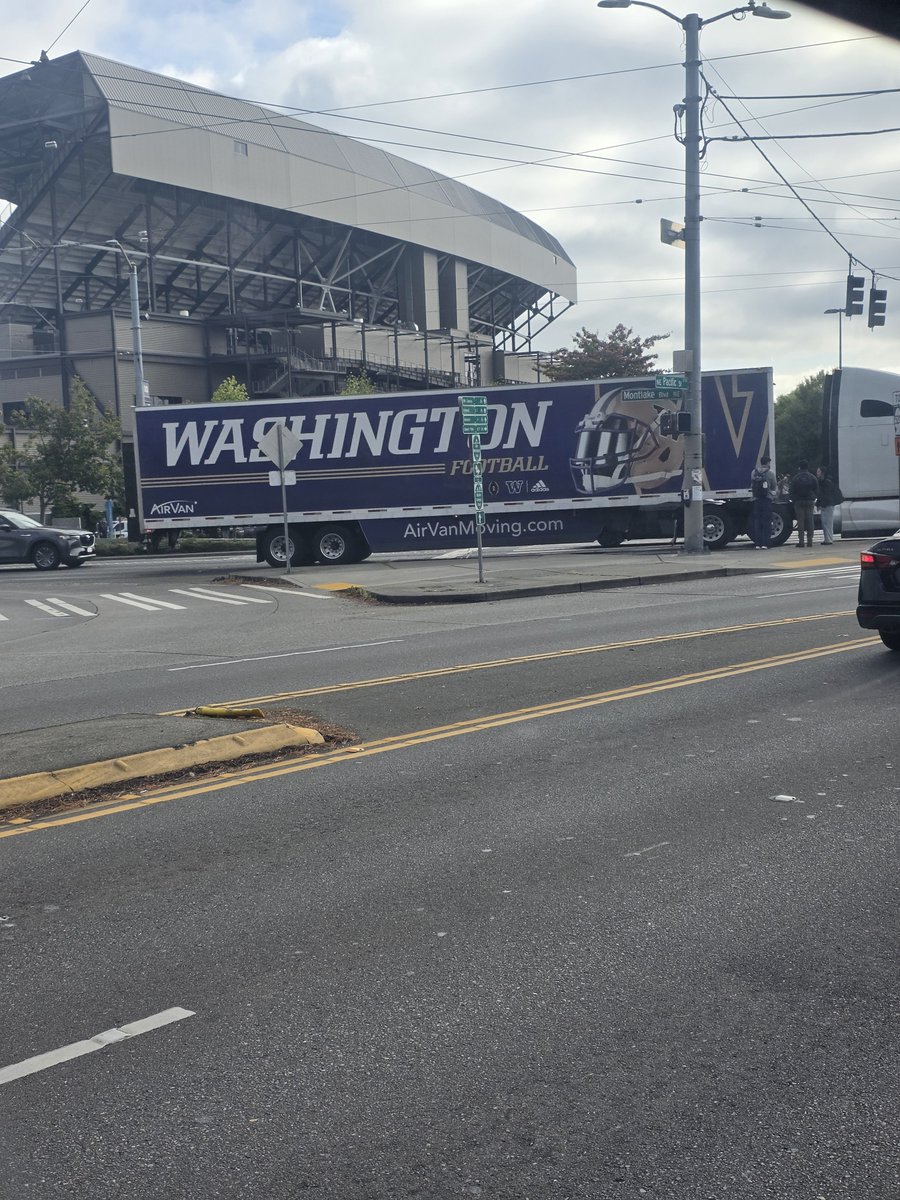 nickrcody's tweet photo. Saw the UW EQ truck on my way to work this morning and thought "damn I wish that USC game were at Husky Stadium this week" 😅
Who ya got, #BowDown or #CryOn? https://t.co/8BJ3sByX9U