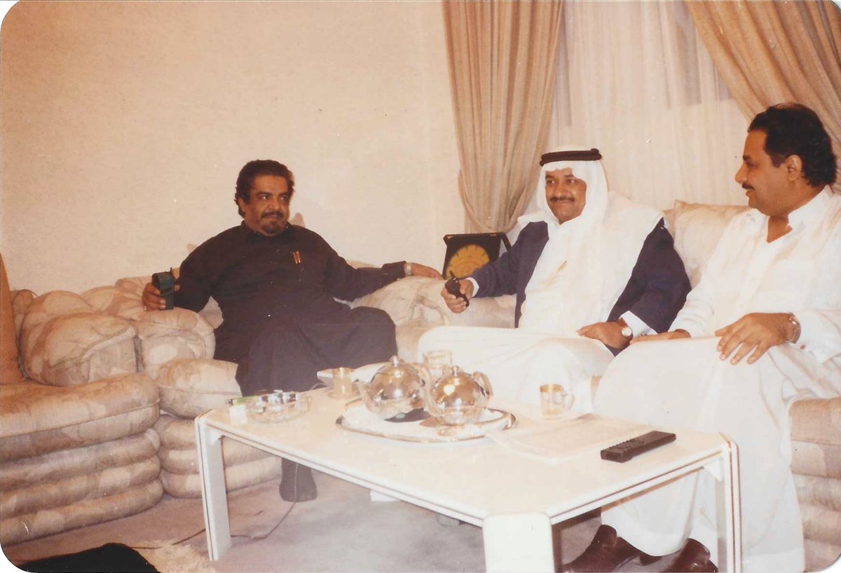 DrMalowein's tweet photo. الإذاعي ناصر بن عبد الرحمن الراجح

فقدت إذاعةُ الرياض والوسطُ الإعلاميُ يوم الثلاثاء 18 ربيع الثاني 1448هـ الموافق 29 سبتمبر 2026م أحدَ فرسانها المبرزين، و أصواتِها المميزةِ الزميل والصديق العزيز الإذاعي الأستاذ #ناصر_بن_عبدالرحمن_الراجح، الذي خدم العملَ الإذاعيَ زمناً طويلاً ينيف على خمسة وأربعين عاماً؛ إذ التحق بإذاعة الرياض متعاوناً متدرباً حين كانت في مقرها القديم في أواخر أيامها بشارع الفرزدق، واستمر في تعاونه معها بعد أن انتقلت إلى مقرها بحي الوشام، بالإضافة إلى اشتغاله بمهنة التدريس بعد تخرجه من معهد المعلمين، وانقطع ثلاث أو أربع سنوات حين كان منتدباً للتدريس في اليمن أواخر التسعينيات الهجرية وأوائل الألف وأربعمائة، ثم واصل تعاونه مع الإذاعة مشاركاً في تنفيذ الفترات، وتقديم النشرات، وتقديم البرامج الشعبية التي تتفق مع ذائقته في حب الشعر الشعبي، وإجادة إلقائه، وكان من أبرز البرامج الشعبية التي اشتهر بها، وقدمها مدة تنيف على عشرين عاماً برنامج "الخيمة الشعبية"، ولم يتوقف عن تقديمه، والإسهام في العمل الإذاعي بعامة؛ إلا بعد أن أوقف التعاون قبل خمس سنوات تقريباً، وكانوا نخبة ممتازة، تتمتع بخبرة طويلة، وشكل غيابهم فراغاً كبيراً في العمل الإذاعي.

 وبالإضافة إلى ما تمتع به الزميل العزيز من موهبة صوتية نادرة كان على جانب كبير من مكارم الأخلاق؛ فقد جُبل على حسن التعامل مع القريب والبعيد، ومع زميل العمل والغريب الذي لا يعرفه، فقد كان بشوشاً منبسط الأسارير هاشاً مرحباً بمن بلتقي به، وهو لا يتكلف ذلك؛ بل هو طبع وسجية، خلقه الله لطيفاً سمحاً بشوشاً حفياً بمن يلتقيه؛ فأحبه الجميع، وكثر عارفوه، وزاد عدد أصدقائه من مختلف الطبقات والمشارب؛ فتجد بينهم الإعلاميين زملاءَ المهنة، والتربويين زملاء الوظيفة الأصلية، ورجال الأعمال، والمثقفين الذين يميلون إلى اللغة العربية الفصيحة، والأدب العربي الرفيع، وأولئك الذين يقفون على الجانب الآخر الذي ربما يفهم أنه مناقض للفصحى، وأعني بهم المتذوقين للشعر الشعبي، والحق أن الإبداع في الأدب، وبخاصة الشعر لا يتوقف على فصيح وعامي، وإن كان الأول أبقى، وأوسع انتشاراً لدى كل من نطق بالعربية، وتذوق مفاتن إبداعها؛ ولكن الثاني الذي قد يتوهم بعض المتحمسين للفصحى أنه مناقض لها، والحق أنه يحفل بصور إبداعية في رسم الصورة لا تقل تفوقاً عن الصور الفنية الإبداعية في الشعر الفصيح، فالقيمة الفنية للشعر تكمن في المعنى المبتكر العميق، والصورة الفنية الإعجازية المركبة، يستوي في ذلك فصيحه وعاميه، أليست العامية بنت الفصحى، متحولة متشعبة منها، وأليست اللهجات تكاد تكون لغات صغرى متفرعة من اللغة العربية الفصيحة، الأم الكبرى للفصيح والعامي.

لقد وُهب الإذاعيُ الكبير ناصر الراجح إلى جانب إتقانه اللغةَ العربيةَ بقواعدها الدقيقة البليغة في إلقائه نشرات الأخبار ، والنصوص الدينية؛ وُهب القدرةَ على أداء الشعر الشعبي، وتلوين واستنطاق معانية بالطريقة التي يتحدث بها قائلوه حسب المنطقة أو القبيلة التي ينتمي إليها الشاعر، وتجلى ذلك الأداءُ المتقنُ للشعر الشعبي في برنامجه الشهير الذي ارتبط باسمه أكثر من عقدين من الزمان (الخيمة الشعبية) التي طافت بفريق عملها؛ مقدماً، ومعداً، ومخرجاً أرجاء مناطق المملكة كافة، بما اصطبغت به بلادنا من تعدد واختلافأساليب أداء الشعر الشعبي، بحسب تعدد واختلاف اللهجات لكل إقليم وقبيلة.

وقد رزق الله الزميل ناصر، ونحن لا نناديه في الغالب باسمه؛ بل بلقبه الشهير المعروف (أبو سلطان)؛ رزقه الله كرمَ وسخاءَ اليد تبعاً لكرم وسخاء نفسه؛ فبيته عامر بالضيافات، ودعوته لا تنقطع لزملائه وأصدقائه عن حضور ولائمه لضيوفه ومن يرى أن من واجبه إكرامَه والاحتفاءَ به، ولا شك أن تلك السجايا التي يُنعم الله بها على أيٍّ من خلقه تقرب الناس منه، وتحببهم إليه، وتمكن من عرى ديمومة الصداقة، فالمعروف في ذاكرة الوفي حبلٌ متينٌ متصلٌ لا ينقطع كالدين واجب الوفاء.

يذكر لي زميلُه في العمل بمدرسة حي الشفاء الأستاذ سعد السعيد أحد خصائصه؛ يقول "حين كان منزله في حي الشفاء، ومدرستنا التي ندرس فيها قريبةً جداً من منزله كان باب منزله مفتوحاً لزملائه المدرسين الذين يجدون في خيمته على يمين الداخل إلى بيته ملاذاً في فترة الاستراحة بين الحصص عند التاسعة والنصف، فيجدون القهوة والشاي، وما يتيسر من كرم أبي سلطان المعهود، وبعد نصف ساعة يعودون إلى مدرستهم القريبة، ويستمر الباب مفتوحاً طيلة العام لجميع المدرسين للاستراحة منتصف اليوم الدراسي".

أقعد المرضُ الزميلَ العزيزَ أبا سلطان في السنوات الخمس الأخيرة، فقد أصابته قبل سنتين جلطةٌ سلمه الله منها، لكنها أثقلت عليه الخطوَ والحركة، وإنني أرى - وكل أمر مقدرٌ مكتوب - أن الانقطاعَ عن العمل بعد تقاعده، وبعد أن أوقف تعاونه مع عدد من زملائه القدامى كان له بالغُ الأثر على نفسه، فعوض عن انشغاله بالعمل الذي توقف بزيادة تواصله مع منبته الأول، ومعارفه وأصدقائه في ديرته الأصلية ثرمدا ومرات، أحبهم وأحبوه، فأكثر من زيارته لها ولهم، بل اشترى هناك منزلاً، وهيأه، فأصبح يقضي فيه أياماً قد تمتد إلى أسبوع أو أكثر، وأسبوعاً أو أكثر في بيته في الرياض بين عائلته، وربما اختار زيادة تعميق التواصل مع المنبت الأول من باب التعويض، وسد الفراغ الكبير الذي أحدثه توقفه عن العمل الإذاعي، والحق أن طبيعة أبي سلطان المفطورة على البساطة والسماحة والطيبة والعفوية حببت أهل مرات فيه؛ إذ شاركهم في مناسباتهم، وفي دورياتهم، وكان أنيسَهم في مجالسهم، والقريبَ من كل أحد منهم، حتى ليشعر من يتحدث إليه أنه صديقه الأقرب، بينما هو قريب وصديق للجميع، ويفسر الأستاذ عبد الرحمن عبدالله العجيري سببَ محبةِ أهل مرات له بقوله "وحين تقاعد، اختار محافظة مرات مقراً له، فوجد من أهلها كل ترحيب ومحبة، ولم يحتج إلى وقت طويل حتى أصبح بينهم كأنه أه لهم، يعرفونه من عشرات السنين؛ فاندمج في المجتمع، وأحبهم وأحبوه، ووجد في مجالسهم أنساً، وفي صحبتهم راحة، وأصبح جزءاً من نسيجها الاجتماعي".

لقد صحبتُ أبا سلطان ما يقرب من نصف قرن، من عام 1397هـ إلى 1448هـ؛ فقد سكنت بالصدفة في حي البكر مع أبناء عمي حين كنا عزاباً، وكان بيتنا قريباً من بيت والد أبي سلطان، وتعرفت عليه بحكم المجورة قبل أن يذهب لليمن منتدباً للتدريس،، وكنت حينها متدرباً في إذاعة الرياض، مع مواصلة دراستي بالكلية صباحاً، ثم تأكدت صلتنا بعد أن عاد من انتدابه، وعشت معه مرحلة بناء فيلته في حي الشفاء، وكان منزله في ذلك الحي مركاز محبة لجميع زملائه وأصدقائه، يلتقون في ضيافته الكريمة بين حين وحين، وقد سجل مقاطع فيديو لعدد من تلك الاجتماعات التي كان يحضرها كبار الإذاعيين؛ كإبراهيم الذهبي، ومحمد الشعلان، وعبدالله الزيد، وصالح السويدان، وجميل سمان، وعلي غرايبة، وسلامة محاسنة، وغيرهم.

وحين كان منتدباً لليمن، وزار الرياض - ربما عام 1401هـ أخذني ذات ليلة، وعبر بنا طريقاً صحراوياً خارج الرياض، وانقطعت الأضواء، وعم الظلام الدامس، والتف يمينا، ثم التف شمالاً، ثم أوقف سيارته المرسيدس ونورها الواسع الشاسع يكشف أرضاً منبسطة أمامنا، وقال: ماذا ترى؟ قلت: لا أرى شيئاً، فضاء مظلم ممتد بين هضاب وأودية، قال: اشتريت هنا أرضاً سأبنيها لاحقاً إن شاء الله، أو أبيعها بثمن ممتاز بعد سنوات عدة، قلت: إنت صاحي يا أبا سلطان، تشتري في هذا البر المنقطع عن المدينة، وعن الناس والحياة، وتقول بتبيع وتربح، أو تبني، حلمك هذا لن يتحقق ولا بعد مائة عام، اركب سيارتك، وخلنا نعود، قال: سترى إن شاء الله، قلت: ما اسم هذا البر ؟ قال: حطين!
وبعد عشرين عاماً فقط من ذلك التاريخ بدأ يبني فيلته الجديدة في حي حطين، ثم كانت لنا مركازاً آخر جديداً، يجمع الأحبة من كل طيف ولون في لقاءات دورية لا تنقطع.

لقد صحبتُ العزيزَ ناصر الراجح في العمل الإعلامي، وخارج العمل، وفي الحضر، وفي السفر خلال خمسين عاماً، في حالات الارتياح، وحالات الشدة، وتمازجت روحانا، وتلاقت خواطرنا، وأصبحت اللقاءات بيننا كأنها أحاديث نفس لنفس، أجد عنده الرؤية الرشيدة، وسعة الصدر للبوح والفضفضة؛ فما مللتُه، ولا كرهتُ منه شيئاً، كان كبيرَ العقل، عميقَ البصيرة، واسعَ الحلم، سديدَ الرأي، حتى وهو في عز شبابه كان عقلُه عقلَ شيخٍ لا شاباً.

غفر اللهُ للزميل العزيز، والأخ الحبيب الإذاعي الكبير الأستاذ ناصر الراجح ورحمه، وأسكنه فسيح جناته، صاحبِ السجايا النبيلة، والأخلاقِ الكريمة، الوفيِ إن قطَع الوصلَ قاطعٌ، والكريمِ إن طرق البابَ طارقٌ، والمسامرِ الممتعِ الذي لا يُمل مجلسُه إن غشي الناسُ مجلسَه، وتنعموا بلطفه واحتفائه وكرمه.
وعزائي الكبير لابنيه العزيزين سلطان، وعبدالله، ولزوجته وبناته، وإخوته، وأنسابه، ومحبيه.