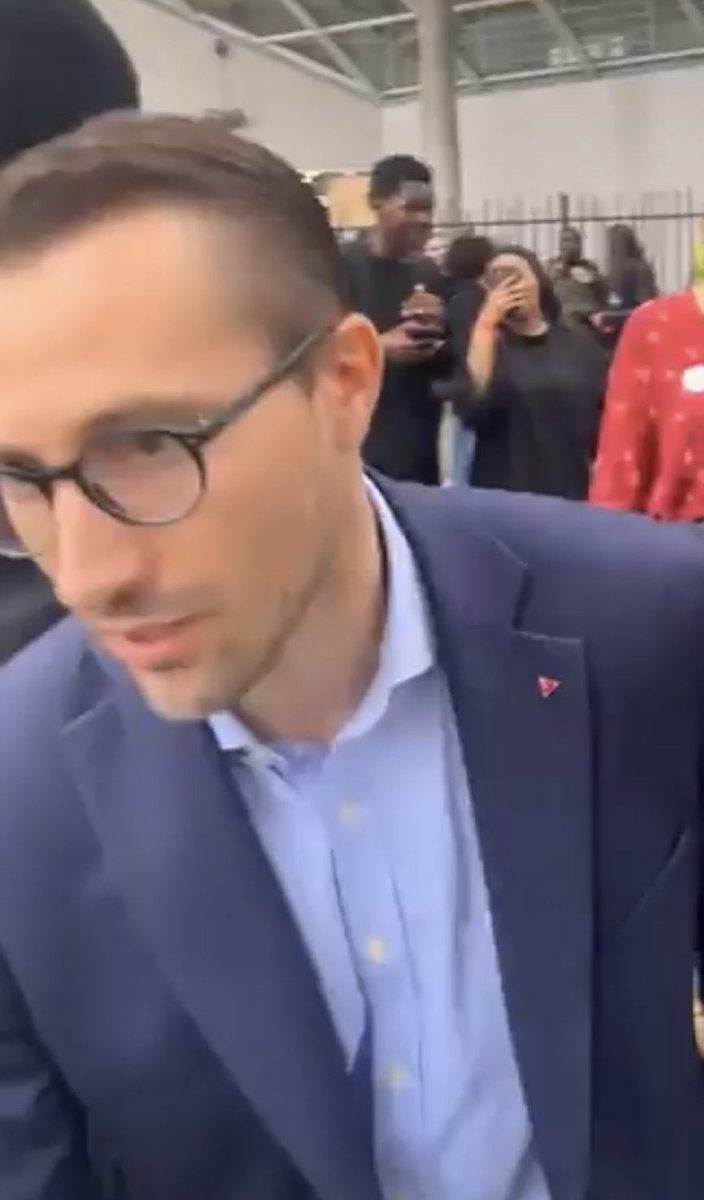 kaedes999's tweet photo. La gauche quand elle sort de ses quartiers de blancs civilisés pour être confrontée à tout ce qu’on dénonce depuis des décennies https://t.co/uIaylgf7xs