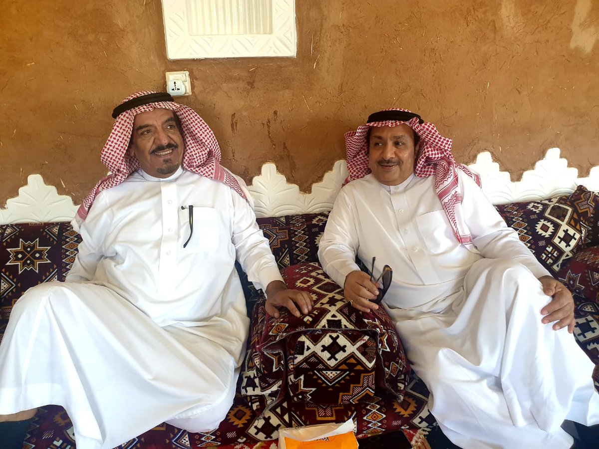 DrMalowein's tweet photo. الإذاعي ناصر بن عبد الرحمن الراجح

فقدت إذاعةُ الرياض والوسطُ الإعلاميُ يوم الثلاثاء 18 ربيع الثاني 1448هـ الموافق 29 سبتمبر 2026م أحدَ فرسانها المبرزين، و أصواتِها المميزةِ الزميل والصديق العزيز الإذاعي الأستاذ #ناصر_بن_عبدالرحمن_الراجح، الذي خدم العملَ الإذاعيَ زمناً طويلاً ينيف على خمسة وأربعين عاماً؛ إذ التحق بإذاعة الرياض متعاوناً متدرباً حين كانت في مقرها القديم في أواخر أيامها بشارع الفرزدق، واستمر في تعاونه معها بعد أن انتقلت إلى مقرها بحي الوشام، بالإضافة إلى اشتغاله بمهنة التدريس بعد تخرجه من معهد المعلمين، وانقطع ثلاث أو أربع سنوات حين كان منتدباً للتدريس في اليمن أواخر التسعينيات الهجرية وأوائل الألف وأربعمائة، ثم واصل تعاونه مع الإذاعة مشاركاً في تنفيذ الفترات، وتقديم النشرات، وتقديم البرامج الشعبية التي تتفق مع ذائقته في حب الشعر الشعبي، وإجادة إلقائه، وكان من أبرز البرامج الشعبية التي اشتهر بها، وقدمها مدة تنيف على عشرين عاماً برنامج "الخيمة الشعبية"، ولم يتوقف عن تقديمه، والإسهام في العمل الإذاعي بعامة؛ إلا بعد أن أوقف التعاون قبل خمس سنوات تقريباً، وكانوا نخبة ممتازة، تتمتع بخبرة طويلة، وشكل غيابهم فراغاً كبيراً في العمل الإذاعي.

 وبالإضافة إلى ما تمتع به الزميل العزيز من موهبة صوتية نادرة كان على جانب كبير من مكارم الأخلاق؛ فقد جُبل على حسن التعامل مع القريب والبعيد، ومع زميل العمل والغريب الذي لا يعرفه، فقد كان بشوشاً منبسط الأسارير هاشاً مرحباً بمن بلتقي به، وهو لا يتكلف ذلك؛ بل هو طبع وسجية، خلقه الله لطيفاً سمحاً بشوشاً حفياً بمن يلتقيه؛ فأحبه الجميع، وكثر عارفوه، وزاد عدد أصدقائه من مختلف الطبقات والمشارب؛ فتجد بينهم الإعلاميين زملاءَ المهنة، والتربويين زملاء الوظيفة الأصلية، ورجال الأعمال، والمثقفين الذين يميلون إلى اللغة العربية الفصيحة، والأدب العربي الرفيع، وأولئك الذين يقفون على الجانب الآخر الذي ربما يفهم أنه مناقض للفصحى، وأعني بهم المتذوقين للشعر الشعبي، والحق أن الإبداع في الأدب، وبخاصة الشعر لا يتوقف على فصيح وعامي، وإن كان الأول أبقى، وأوسع انتشاراً لدى كل من نطق بالعربية، وتذوق مفاتن إبداعها؛ ولكن الثاني الذي قد يتوهم بعض المتحمسين للفصحى أنه مناقض لها، والحق أنه يحفل بصور إبداعية في رسم الصورة لا تقل تفوقاً عن الصور الفنية الإبداعية في الشعر الفصيح، فالقيمة الفنية للشعر تكمن في المعنى المبتكر العميق، والصورة الفنية الإعجازية المركبة، يستوي في ذلك فصيحه وعاميه، أليست العامية بنت الفصحى، متحولة متشعبة منها، وأليست اللهجات تكاد تكون لغات صغرى متفرعة من اللغة العربية الفصيحة، الأم الكبرى للفصيح والعامي.

لقد وُهب الإذاعيُ الكبير ناصر الراجح إلى جانب إتقانه اللغةَ العربيةَ بقواعدها الدقيقة البليغة في إلقائه نشرات الأخبار ، والنصوص الدينية؛ وُهب القدرةَ على أداء الشعر الشعبي، وتلوين واستنطاق معانية بالطريقة التي يتحدث بها قائلوه حسب المنطقة أو القبيلة التي ينتمي إليها الشاعر، وتجلى ذلك الأداءُ المتقنُ للشعر الشعبي في برنامجه الشهير الذي ارتبط باسمه أكثر من عقدين من الزمان (الخيمة الشعبية) التي طافت بفريق عملها؛ مقدماً، ومعداً، ومخرجاً أرجاء مناطق المملكة كافة، بما اصطبغت به بلادنا من تعدد واختلافأساليب أداء الشعر الشعبي، بحسب تعدد واختلاف اللهجات لكل إقليم وقبيلة.

وقد رزق الله الزميل ناصر، ونحن لا نناديه في الغالب باسمه؛ بل بلقبه الشهير المعروف (أبو سلطان)؛ رزقه الله كرمَ وسخاءَ اليد تبعاً لكرم وسخاء نفسه؛ فبيته عامر بالضيافات، ودعوته لا تنقطع لزملائه وأصدقائه عن حضور ولائمه لضيوفه ومن يرى أن من واجبه إكرامَه والاحتفاءَ به، ولا شك أن تلك السجايا التي يُنعم الله بها على أيٍّ من خلقه تقرب الناس منه، وتحببهم إليه، وتمكن من عرى ديمومة الصداقة، فالمعروف في ذاكرة الوفي حبلٌ متينٌ متصلٌ لا ينقطع كالدين واجب الوفاء.

يذكر لي زميلُه في العمل بمدرسة حي الشفاء الأستاذ سعد السعيد أحد خصائصه؛ يقول "حين كان منزله في حي الشفاء، ومدرستنا التي ندرس فيها قريبةً جداً من منزله كان باب منزله مفتوحاً لزملائه المدرسين الذين يجدون في خيمته على يمين الداخل إلى بيته ملاذاً في فترة الاستراحة بين الحصص عند التاسعة والنصف، فيجدون القهوة والشاي، وما يتيسر من كرم أبي سلطان المعهود، وبعد نصف ساعة يعودون إلى مدرستهم القريبة، ويستمر الباب مفتوحاً طيلة العام لجميع المدرسين للاستراحة منتصف اليوم الدراسي".

أقعد المرضُ الزميلَ العزيزَ أبا سلطان في السنوات الخمس الأخيرة، فقد أصابته قبل سنتين جلطةٌ سلمه الله منها، لكنها أثقلت عليه الخطوَ والحركة، وإنني أرى - وكل أمر مقدرٌ مكتوب - أن الانقطاعَ عن العمل بعد تقاعده، وبعد أن أوقف تعاونه مع عدد من زملائه القدامى كان له بالغُ الأثر على نفسه، فعوض عن انشغاله بالعمل الذي توقف بزيادة تواصله مع منبته الأول، ومعارفه وأصدقائه في ديرته الأصلية ثرمدا ومرات، أحبهم وأحبوه، فأكثر من زيارته لها ولهم، بل اشترى هناك منزلاً، وهيأه، فأصبح يقضي فيه أياماً قد تمتد إلى أسبوع أو أكثر، وأسبوعاً أو أكثر في بيته في الرياض بين عائلته، وربما اختار زيادة تعميق التواصل مع المنبت الأول من باب التعويض، وسد الفراغ الكبير الذي أحدثه توقفه عن العمل الإذاعي، والحق أن طبيعة أبي سلطان المفطورة على البساطة والسماحة والطيبة والعفوية حببت أهل مرات فيه؛ إذ شاركهم في مناسباتهم، وفي دورياتهم، وكان أنيسَهم في مجالسهم، والقريبَ من كل أحد منهم، حتى ليشعر من يتحدث إليه أنه صديقه الأقرب، بينما هو قريب وصديق للجميع، ويفسر الأستاذ عبد الرحمن عبدالله العجيري سببَ محبةِ أهل مرات له بقوله "وحين تقاعد، اختار محافظة مرات مقراً له، فوجد من أهلها كل ترحيب ومحبة، ولم يحتج إلى وقت طويل حتى أصبح بينهم كأنه أه لهم، يعرفونه من عشرات السنين؛ فاندمج في المجتمع، وأحبهم وأحبوه، ووجد في مجالسهم أنساً، وفي صحبتهم راحة، وأصبح جزءاً من نسيجها الاجتماعي".

لقد صحبتُ أبا سلطان ما يقرب من نصف قرن، من عام 1397هـ إلى 1448هـ؛ فقد سكنت بالصدفة في حي البكر مع أبناء عمي حين كنا عزاباً، وكان بيتنا قريباً من بيت والد أبي سلطان، وتعرفت عليه بحكم المجورة قبل أن يذهب لليمن منتدباً للتدريس،، وكنت حينها متدرباً في إذاعة الرياض، مع مواصلة دراستي بالكلية صباحاً، ثم تأكدت صلتنا بعد أن عاد من انتدابه، وعشت معه مرحلة بناء فيلته في حي الشفاء، وكان منزله في ذلك الحي مركاز محبة لجميع زملائه وأصدقائه، يلتقون في ضيافته الكريمة بين حين وحين، وقد سجل مقاطع فيديو لعدد من تلك الاجتماعات التي كان يحضرها كبار الإذاعيين؛ كإبراهيم الذهبي، ومحمد الشعلان، وعبدالله الزيد، وصالح السويدان، وجميل سمان، وعلي غرايبة، وسلامة محاسنة، وغيرهم.

وحين كان منتدباً لليمن، وزار الرياض - ربما عام 1401هـ أخذني ذات ليلة، وعبر بنا طريقاً صحراوياً خارج الرياض، وانقطعت الأضواء، وعم الظلام الدامس، والتف يمينا، ثم التف شمالاً، ثم أوقف سيارته المرسيدس ونورها الواسع الشاسع يكشف أرضاً منبسطة أمامنا، وقال: ماذا ترى؟ قلت: لا أرى شيئاً، فضاء مظلم ممتد بين هضاب وأودية، قال: اشتريت هنا أرضاً سأبنيها لاحقاً إن شاء الله، أو أبيعها بثمن ممتاز بعد سنوات عدة، قلت: إنت صاحي يا أبا سلطان، تشتري في هذا البر المنقطع عن المدينة، وعن الناس والحياة، وتقول بتبيع وتربح، أو تبني، حلمك هذا لن يتحقق ولا بعد مائة عام، اركب سيارتك، وخلنا نعود، قال: سترى إن شاء الله، قلت: ما اسم هذا البر ؟ قال: حطين!
وبعد عشرين عاماً فقط من ذلك التاريخ بدأ يبني فيلته الجديدة في حي حطين، ثم كانت لنا مركازاً آخر جديداً، يجمع الأحبة من كل طيف ولون في لقاءات دورية لا تنقطع.

لقد صحبتُ العزيزَ ناصر الراجح في العمل الإعلامي، وخارج العمل، وفي الحضر، وفي السفر خلال خمسين عاماً، في حالات الارتياح، وحالات الشدة، وتمازجت روحانا، وتلاقت خواطرنا، وأصبحت اللقاءات بيننا كأنها أحاديث نفس لنفس، أجد عنده الرؤية الرشيدة، وسعة الصدر للبوح والفضفضة؛ فما مللتُه، ولا كرهتُ منه شيئاً، كان كبيرَ العقل، عميقَ البصيرة، واسعَ الحلم، سديدَ الرأي، حتى وهو في عز شبابه كان عقلُه عقلَ شيخٍ لا شاباً.

غفر اللهُ للزميل العزيز، والأخ الحبيب الإذاعي الكبير الأستاذ ناصر الراجح ورحمه، وأسكنه فسيح جناته، صاحبِ السجايا النبيلة، والأخلاقِ الكريمة، الوفيِ إن قطَع الوصلَ قاطعٌ، والكريمِ إن طرق البابَ طارقٌ، والمسامرِ الممتعِ الذي لا يُمل مجلسُه إن غشي الناسُ مجلسَه، وتنعموا بلطفه واحتفائه وكرمه.
وعزائي الكبير لابنيه العزيزين سلطان، وعبدالله، ولزوجته وبناته، وإخوته، وأنسابه، ومحبيه.