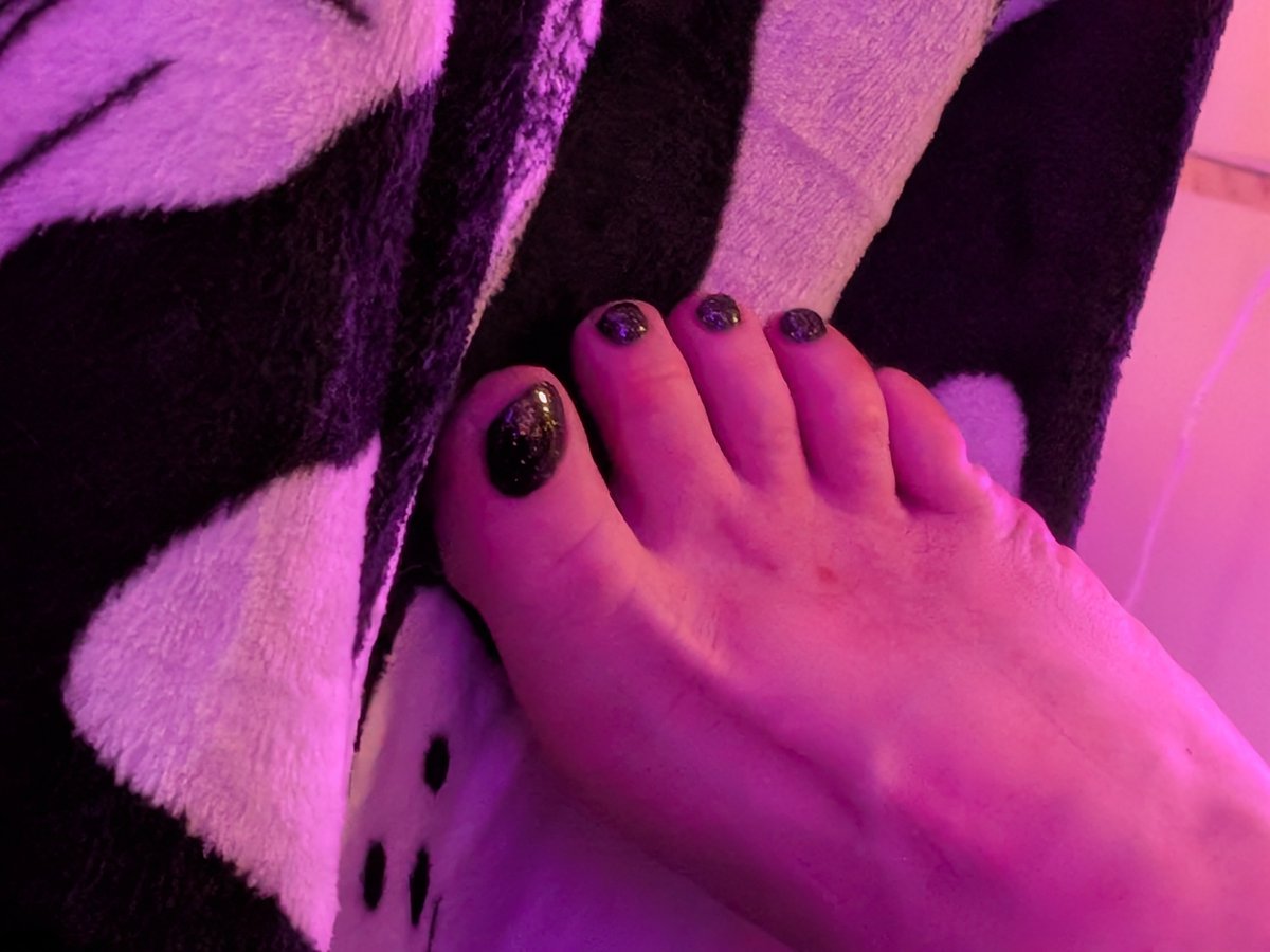sassyTarotLady1's tweet photo. Sometimes, a girls gotta treat herself. 💜🫰😊 #pedicure #lookatthatglitter #feet #feetfetısh #feltcute #tolove #toes https://t.co/lzXj8cTMrS