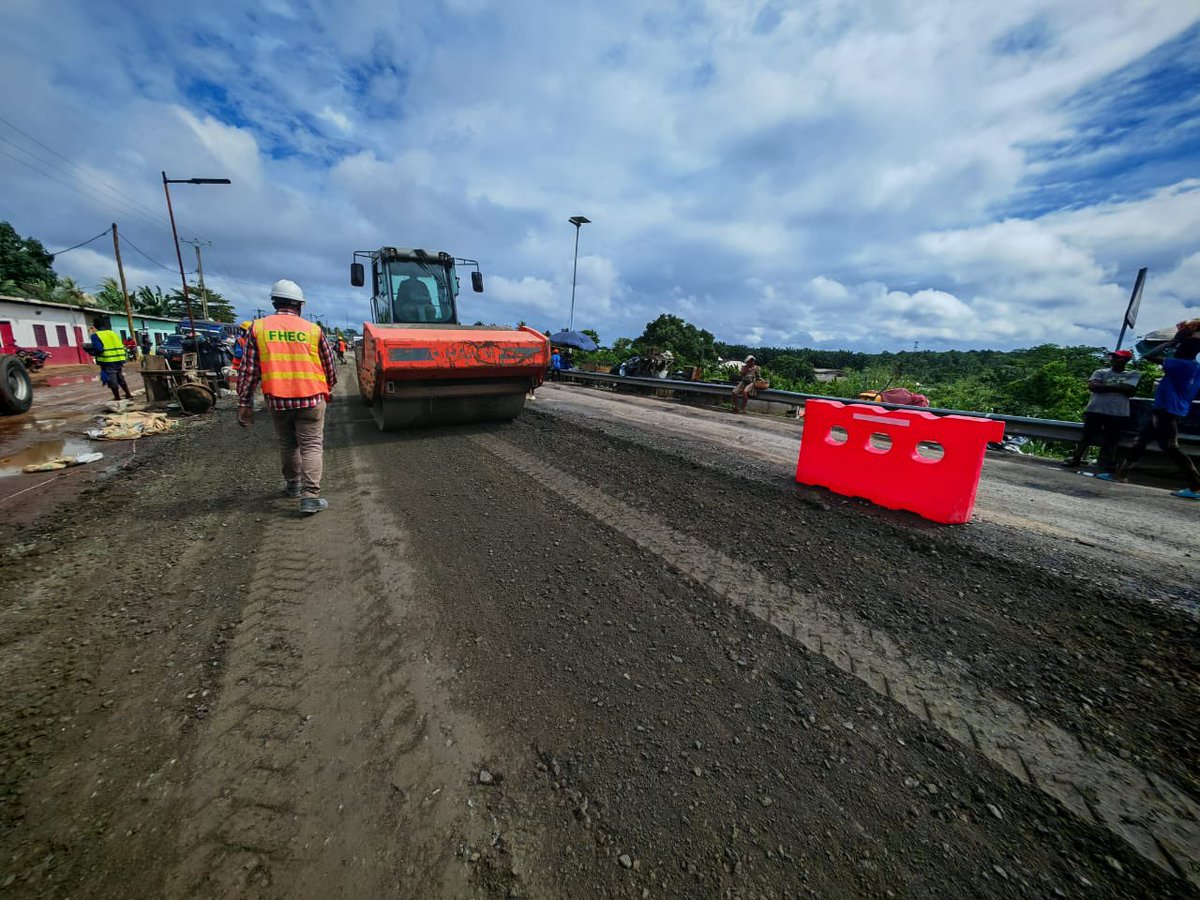 CRTV_web's tweet photo. en fonction des dégradations relevées, dans le but de démarrer les travaux définitifs.
#MINTP
#Cameroun https://t.co/f4vxQPjyNL