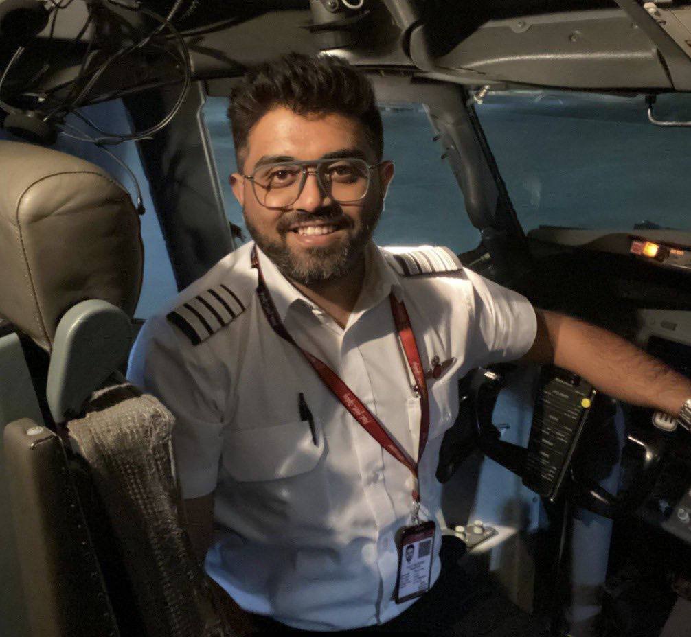 heart_ISR's tweet photo. Please pray for Captain Smit Machchhar.

 He is a Hero. ❤️🇮🇳

He has approximately 10000 hours of flight experience.

Last night, his jihadi co-pilot stabbed him.

I hope he recovers quickly and I will go there to offer God blessings to the passengers. 

He is an Indian citizen living in Dubai.