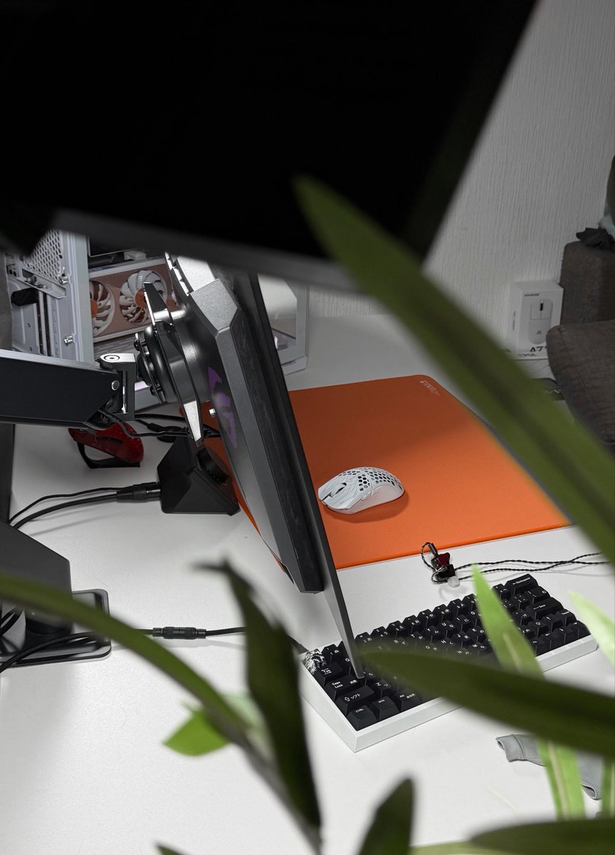 xstrrl's tweet photo. late night gaming corner

 #desksetup https://t.co/FSXKj5gnHz