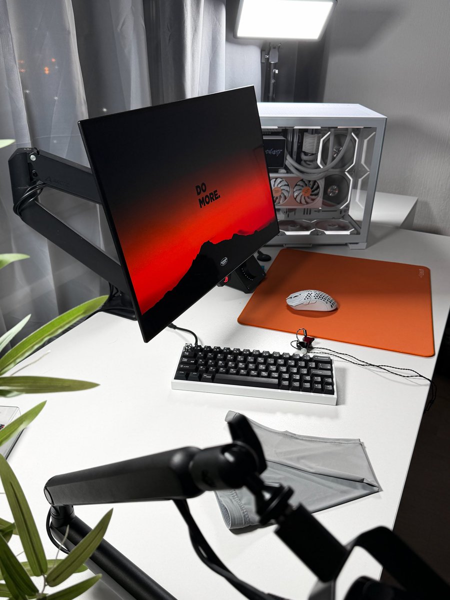 xstrrl's tweet photo. late night gaming corner

 #desksetup https://t.co/FSXKj5gnHz