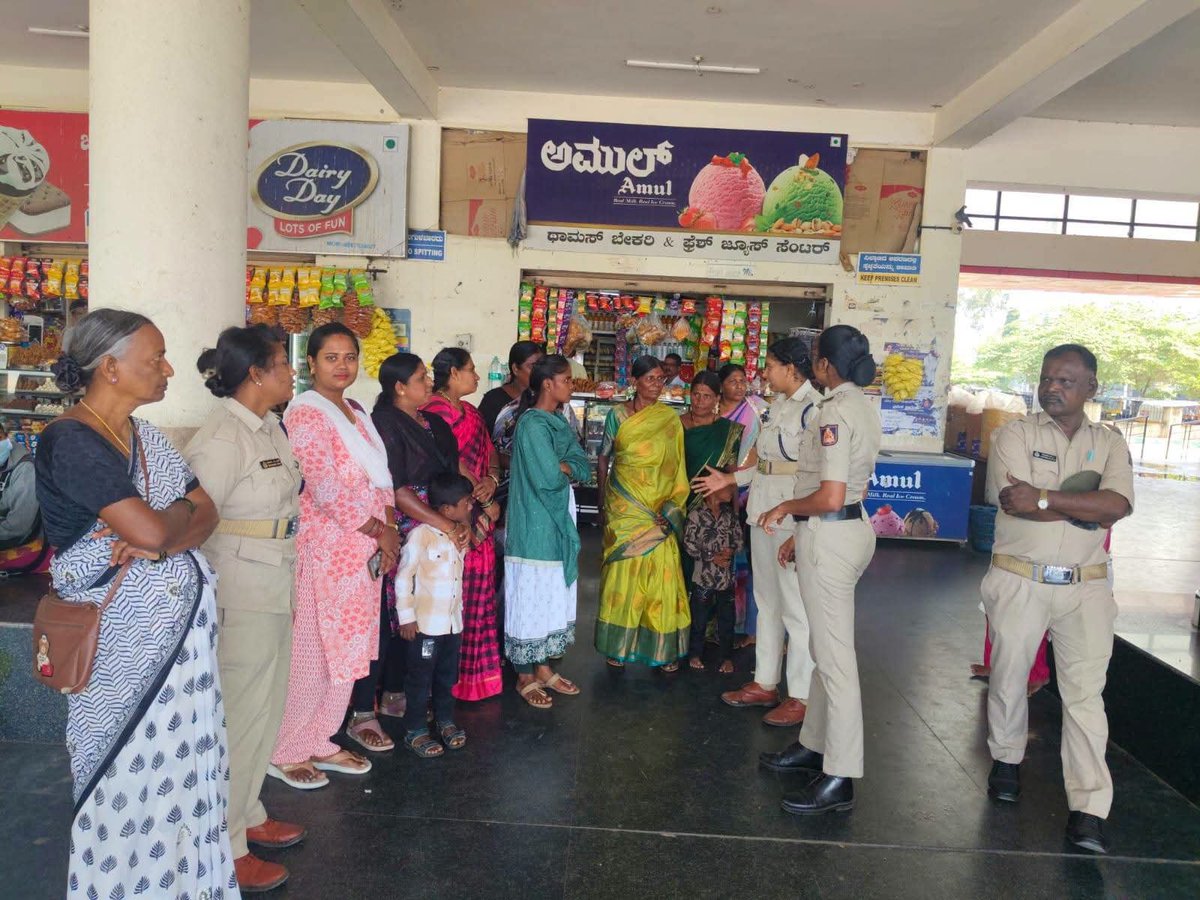 dwcdgok's tweet photo. ಟಿ. ನರಸೀಪುರ ಬಸ್ ನಿಲ್ದಾಣದಲ್ಲಿ “ಅಕ್ಕ ಪಡೆ”ಯ ಕಾರ್ಯನಿರ್ವಹಣೆ ಕುರಿತು ಅರಿವು ಮೂಡಿಸಲಾಯಿತು. ಈ ಸಂದರ್ಭದಲ್ಲಿ ಮಹಿಳಾ ಸಹಾಯವಾಣಿ 181, ಮಕ್ಕಳ ಸಹಾಯವಾಣಿ 1098 ಹಾಗೂ ತುರ್ತು ಸಹಾಯವಾಣಿ 112 ಕುರಿತು ಮಾಹಿತಿ ನೀಡಲಾಯಿತು. 
#ಅಕ್ಕಪಡೆ #181Helpline https://t.co/gvr3opnfPw