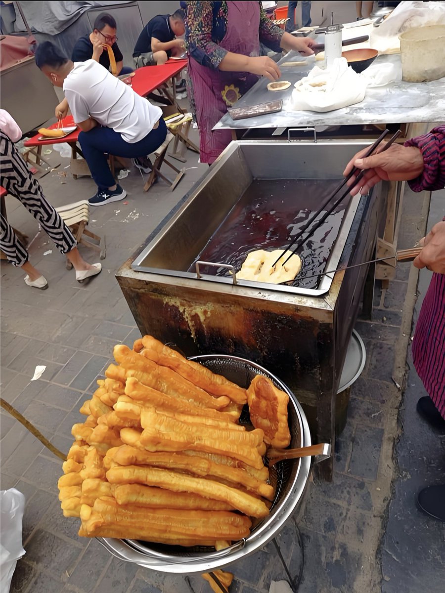 JudeStillabower's tweet photo. Craving a quick snack This warm crispy fried dough stick is the perfect grab-and-go bite on busy streets https://t.co/KpkjDhJuBk