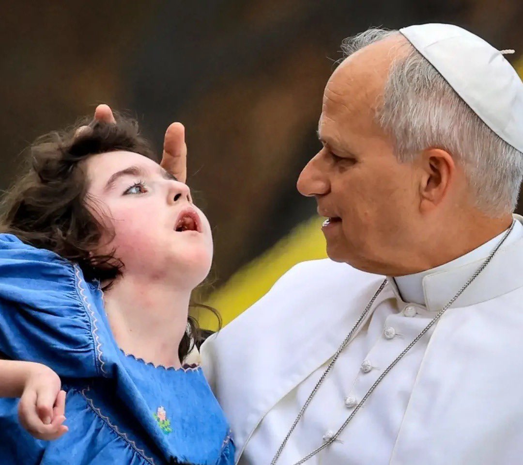 Louis_DucAnjou's tweet photo. Quatre jours de paix, d'unité et de grâces. Une parenthèse pendant laquelle le catholicisme a fait un bien profond à la France. Par son caractère unique et incarné, par sa simplicité et son amour, le Saint-Père @Pontifex a rassemblé les Français, par-delà les clans, les rivalités et même, dans une certaine mesure, les religions. 

Certes, si le temps a suspendu son vol, le tumulte du monde reprend bien vite son cours. Des tentations existent de tourner la page de bonheur et de vérité grande ouverte par le Pape. Et pourtant, combien nous aurions besoin de réformes durables ! Son message, éminemment actuel, peut nous guider dans les défis de notre époque. Un message de renouveau... et de fierté pour tout ce qui a fait l'âme de la France : « Bâtir une nation renouvelée à partir de ses racines irriguées par la foi ! » 

Ne laissons pas le respect humain et le découragement étouffer la flamme de notre foi. Ne laissons pas l'individualisme détourner notre regard des plus fragiles et éteindre notre dévouement envers eux. Ne laissons pas, enfin, l'indifférence affaiblir notre attachement à l'héritage chrétien de notre peuple.

« Vous êtes les saints de France ! » Vous avez le droit d'être écoutés, aimés, soutenus pour ce que vous êtes. Vous avez le droit de parler fort et clair, et de continuer à œuvrer pour que la France dont hériteront vos enfants ressemble, en plus belle encore, à celle que vous avez reçue de vos aïeux.