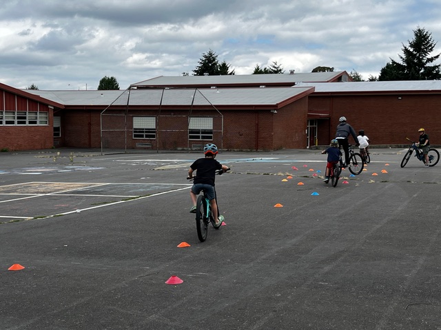 NWTrailAlliance's tweet photo. Six summer sessions. Two schools. Dozens of kids on bikes.

This summer, NWTA partnered with the SUN Program to bring bike skills, games, neighborhood rides, loaner bikes, and helmets to 3rd–5th graders at Beaumont and Mt. Tabor middle schools.

Read more: https://t.co/uIYVkXFR4T https://t.co/hIudqJNv80