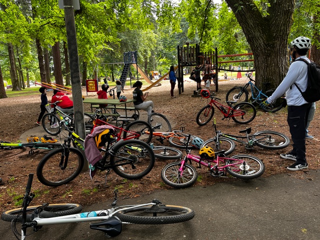 NWTrailAlliance's tweet photo. Six summer sessions. Two schools. Dozens of kids on bikes.

This summer, NWTA partnered with the SUN Program to bring bike skills, games, neighborhood rides, loaner bikes, and helmets to 3rd–5th graders at Beaumont and Mt. Tabor middle schools.

Read more: https://t.co/uIYVkXFR4T https://t.co/hIudqJNv80