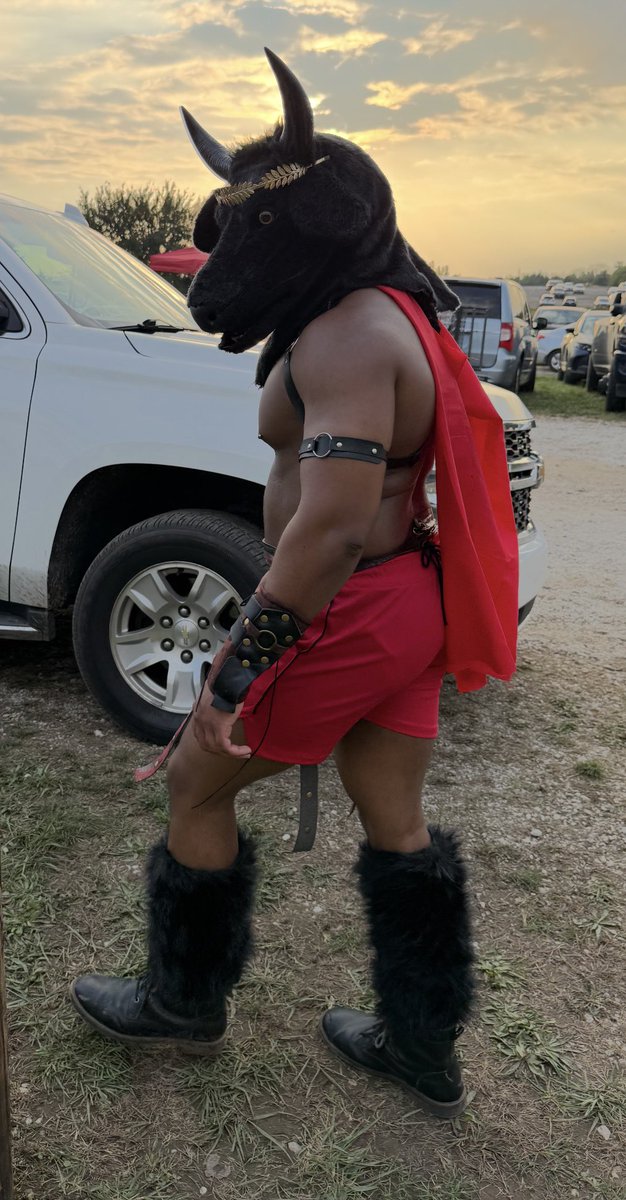 Cemilio_Frank's tweet photo. ✨MOO✨

went to my first renaissance festival last weekend as a minotaur https://t.co/KhiPeTgV3r