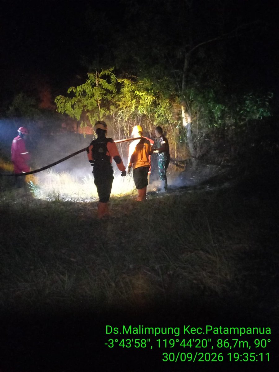 KODIM__1404_PRG's tweet photo. Semangat dan kepedulian Babinsa, petugas pemadam kebakaran (Damkar) bersama masyarakat berhasil memadamkan kebakaran lahan kosong seluas sekitar 2 hektare yang terjadi di Dusun Palita, Desa Malimpung, Kecamatan Patampanua, Kabupaten Pinrang, Rabu (30/09/2026). https://t.co/OjAYcJlsfY