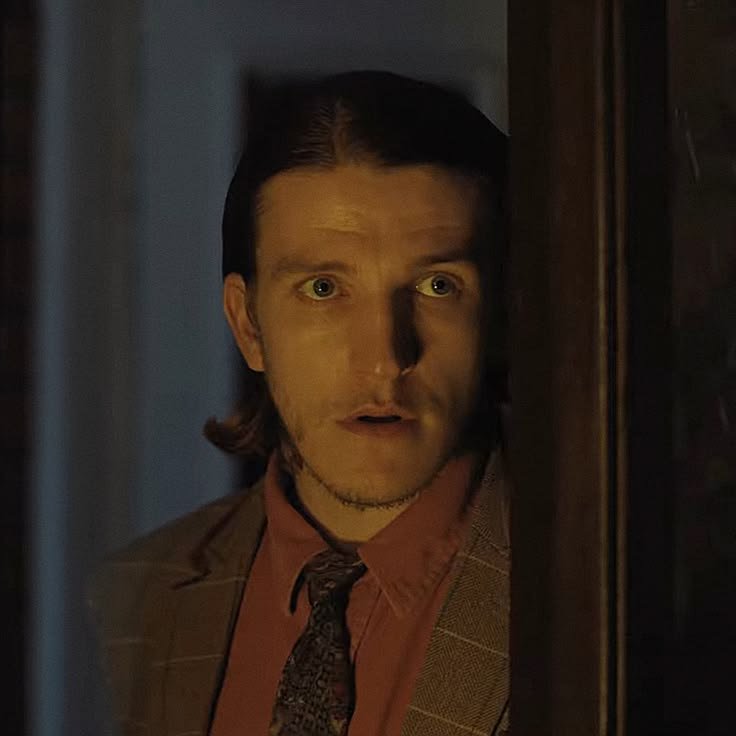 Sigriditsme's tweet photo. Ewan Mitchell as leo "still life" https://t.co/7KPgGTsv9O