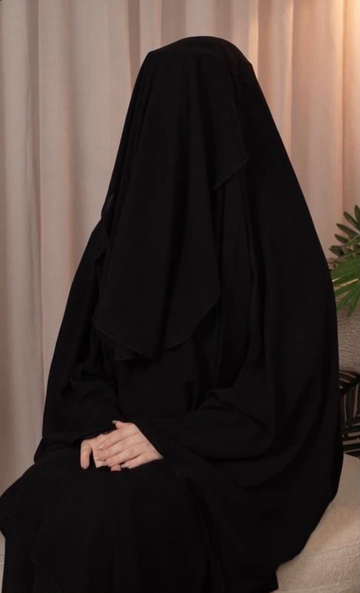wioojl's tweet photo. #٢٠٣٠_بلا_نقاب لكل وحده تقول م تفك نقابها وذا واجبك لتكمله دينك دامك تدافعين عنه هذا ما امرك الله به وهو خمار وجلباب وليس نيييقاب مع زينه العين ف أكمليها هكذا 
مو  ب تزين يا عزيزي  بدلاً ان تصبحي عوره ف عيناكي مغريه جداً وخوفي عليكم ان ينجذب لك ذكر وتاخذين ذنب 😫 https://t.co/g7SEPanHMk