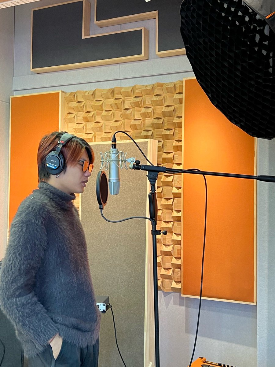 Kingman7ymx's tweet photo. Acabo de aterrizar en el set del nuevo programa de variedades, la emoción se siente en el aire! No te pierdas el estreno el próximo viernes. https://t.co/x4B3mdkILB
