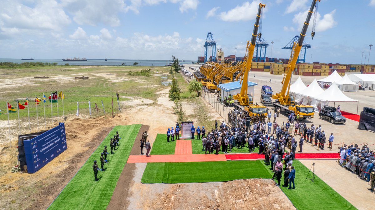 WilliamsRuto's tweet photo. Together with my brother Aliko Dangote, presided over the groundbreaking ceremony of the Dangote East Africa Petroleum Refinery, a KSh2.2 trillion ($16 billion) mega project set to transform the energy and industrial landscape of Kenya and the region. https://t.co/Vzfexck0fw