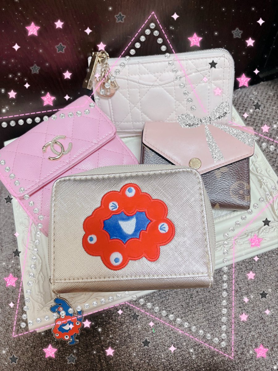 monamyaku2's tweet photo. 金ピカなお財布👛きた💛❤️💙カードがいっぱい入る🫶
CHANEL、DIOR、LV、ミャクミャク😆使い分けていこう❤️💙 https://t.co/5mv12HqMXu