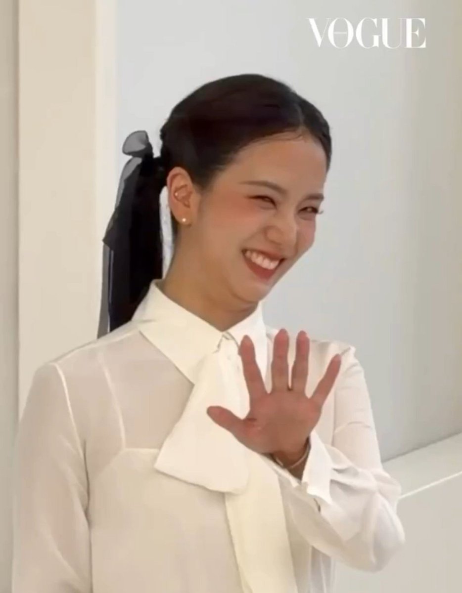 lovethve's tweet photo. JISOO was caught severely photoshopping her latest unrealistic photos on her IG, shortly after Vogue exposed her true appearance.

Expectation.              Reality. https://t.co/uTv5P4o74R