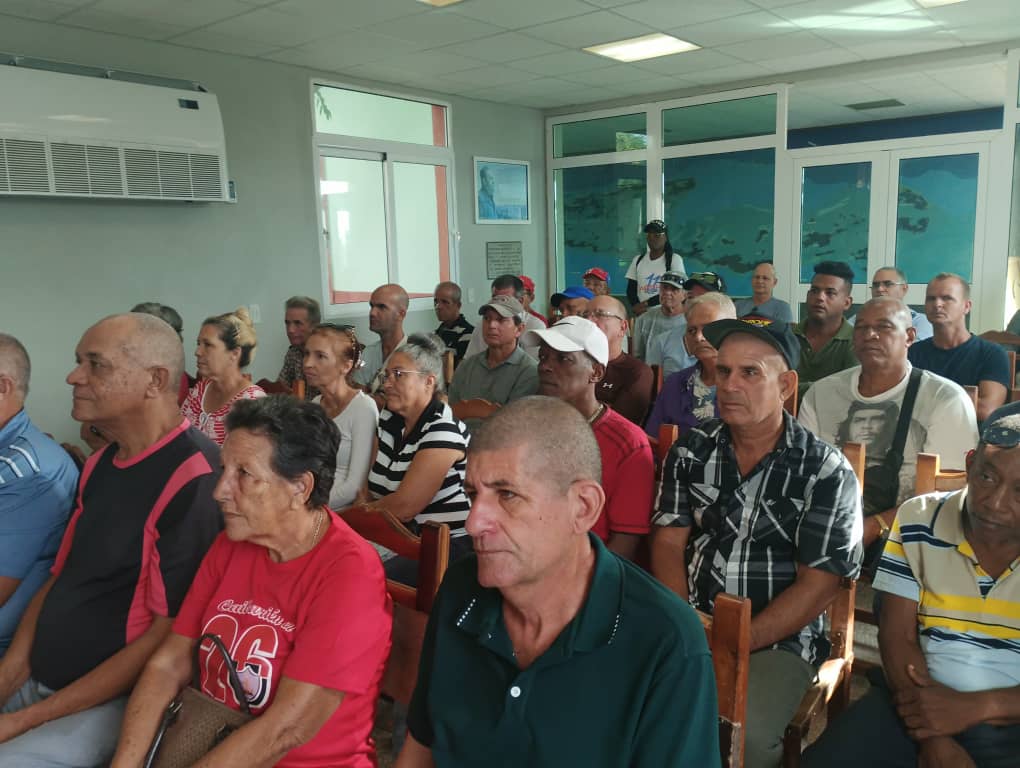 tvcaibarien's tweet photo. A 30 años de que #Fidel abanderara al Campaña de Las Villas, emotivo acto recordó el hecho. Se otorgaron medallas y reconocimientos, entre otros compañeros,  a los trabajadores que aún se mantienen activo y son fundadores d esta fuerza .
#VillaClaraConTodos
✍️ 📷 @Santilu63 https://t.co/QRaXkHMm3k