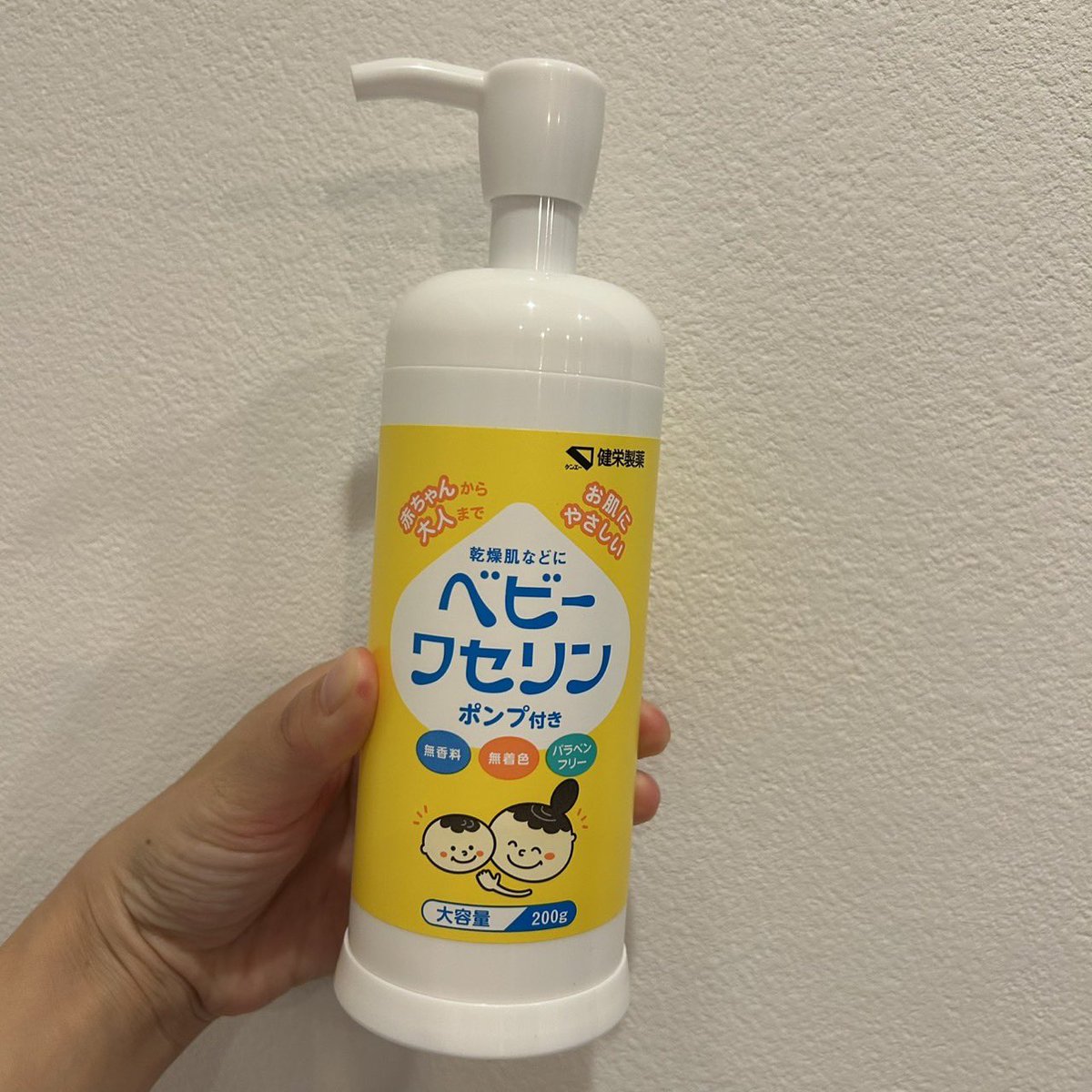 motekaachan's tweet photo. えぇぇぇぇぇ！！！！！
ベビーワセリンからボトルタイプ登場？！
片手で使えるって開発した人、育児経験者やん！絶対！！！！！！助かるぅぅぅ！！ https://t.co/PEVtUAHtpS