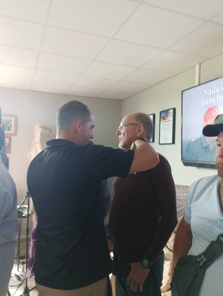 tvcaibarien's tweet photo. A 30 años de que #Fidel abanderara al Campaña de Las Villas, emotivo acto recordó el hecho. Se otorgaron medallas y reconocimientos, entre otros compañeros,  a los trabajadores que aún se mantienen activo y son fundadores d esta fuerza .
#VillaClaraConTodos
✍️ 📷 @Santilu63 https://t.co/QRaXkHMm3k