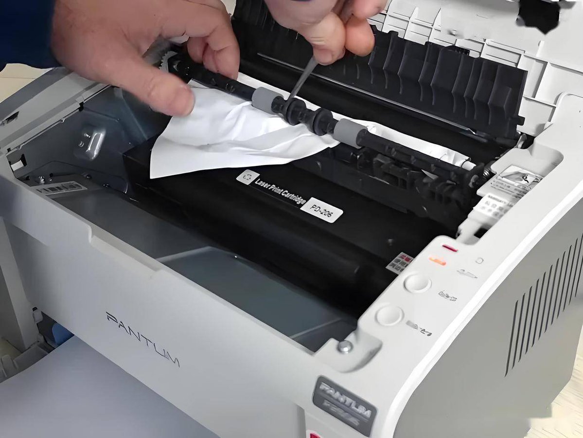Blundellsbyph's tweet photo. Hoy en la oficina, la impresora se atascó con un informe de proyectos, y mientras todos lo intentábamos arreglar, mi jefe se acercó, jaló el papel con fuerza… y salió con una hoja que era un chiste gracioso que yo había escrito hace meses, oculta entre las páginas! https://t.co/hbW1PJkXV2