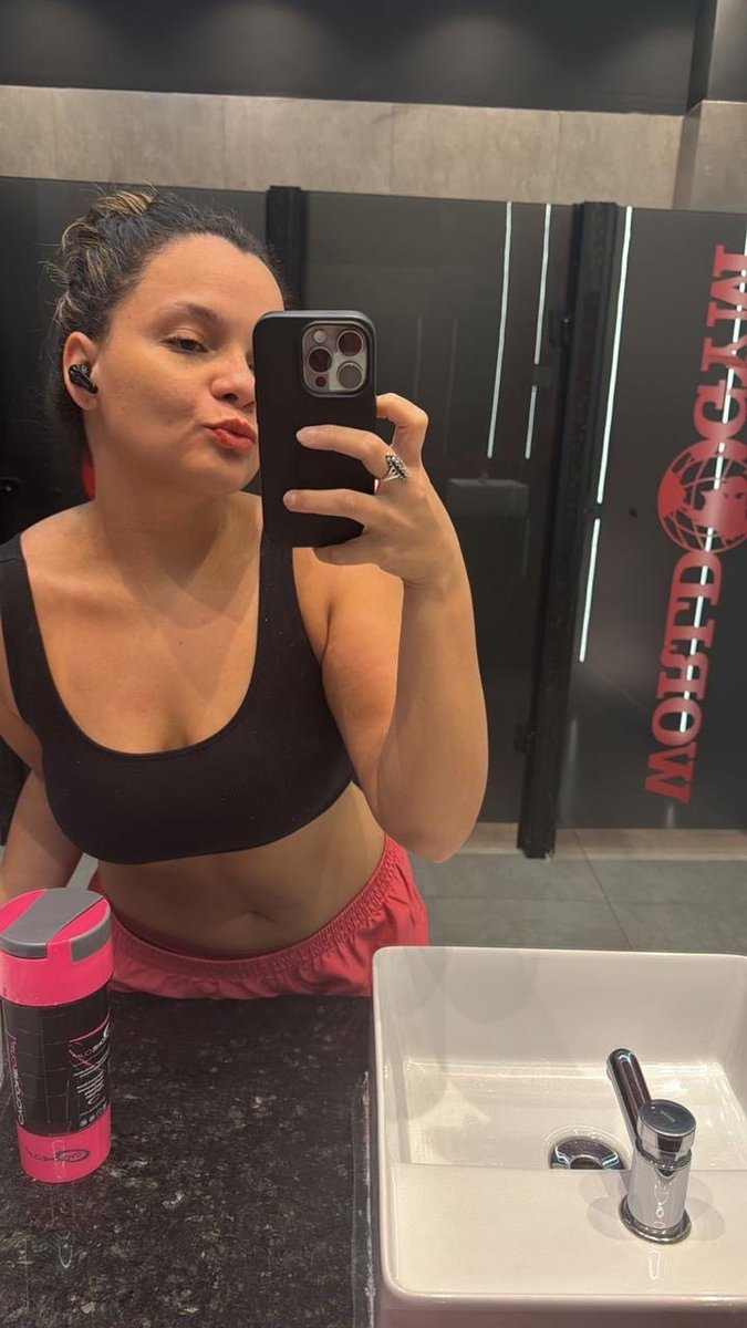 LohaneRose's tweet photo. Holà 😘

Beijos 🤣😘 https://t.co/MmmAWh0MhC
