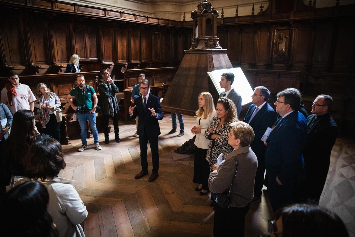 lariojaorg's tweet photo. 🏛️ El presidente @CapellanGonzalo inaugura ‘AutorIA. La Rioja, tierra del español’, la gran exposición que recorre la historia del español desde su origen en San Millán hasta la inteligencia artificial.

🖇️ https://t.co/UxbzDAe9Qj https://t.co/cc0JQreLRK