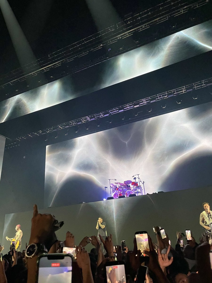 calimeromio's tweet photo. A7Xやば過ぎ😇久々だったけど全く劣化なし。マットは少年ぽさ抜けたけど目はキラキラなまま、シニスターいい男過ぎ😍🫶❤️‍🔥
海外からのお客さん多くて東京でないみたい、飛んできたお惣菜パンをキャッチした😂🥖
AVENGED SEVENFOLD ASIA TOUR 2026 JAPAN @ SGCホール有明
#SynysterGates #MShadows #A7X https://t.co/dw1unvar1X