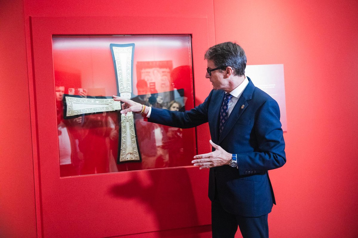 lariojaorg's tweet photo. 🏛️ El presidente @CapellanGonzalo inaugura ‘AutorIA. La Rioja, tierra del español’, la gran exposición que recorre la historia del español desde su origen en San Millán hasta la inteligencia artificial.

🖇️ https://t.co/UxbzDAe9Qj https://t.co/cc0JQreLRK