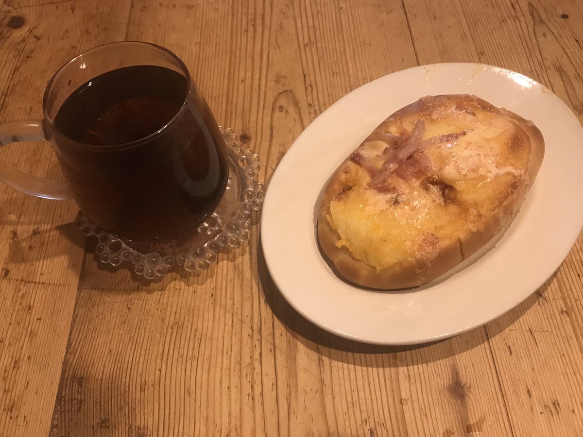 ryunosuke_h's tweet photo. #teatime 
#ベーコンチーズマヨパン #惣菜パン 
#ほうじ茶 #加賀棒茶 
#おうちカフェ 
#MeTime 🏠🍵🥖
#在宅勤務 #StayatHome https://t.co/GfRNRO6rjH