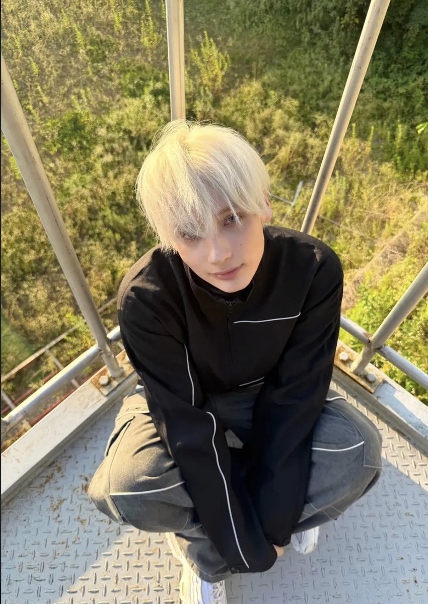 hrts4hyuka's tweet photo. him and this pose 🙂‍↕️ https://t.co/FY5EmJKFgo