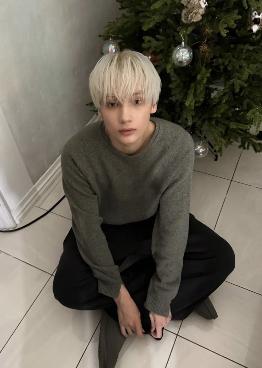 hrts4hyuka's tweet photo. him and this pose 🙂‍↕️ https://t.co/FY5EmJKFgo