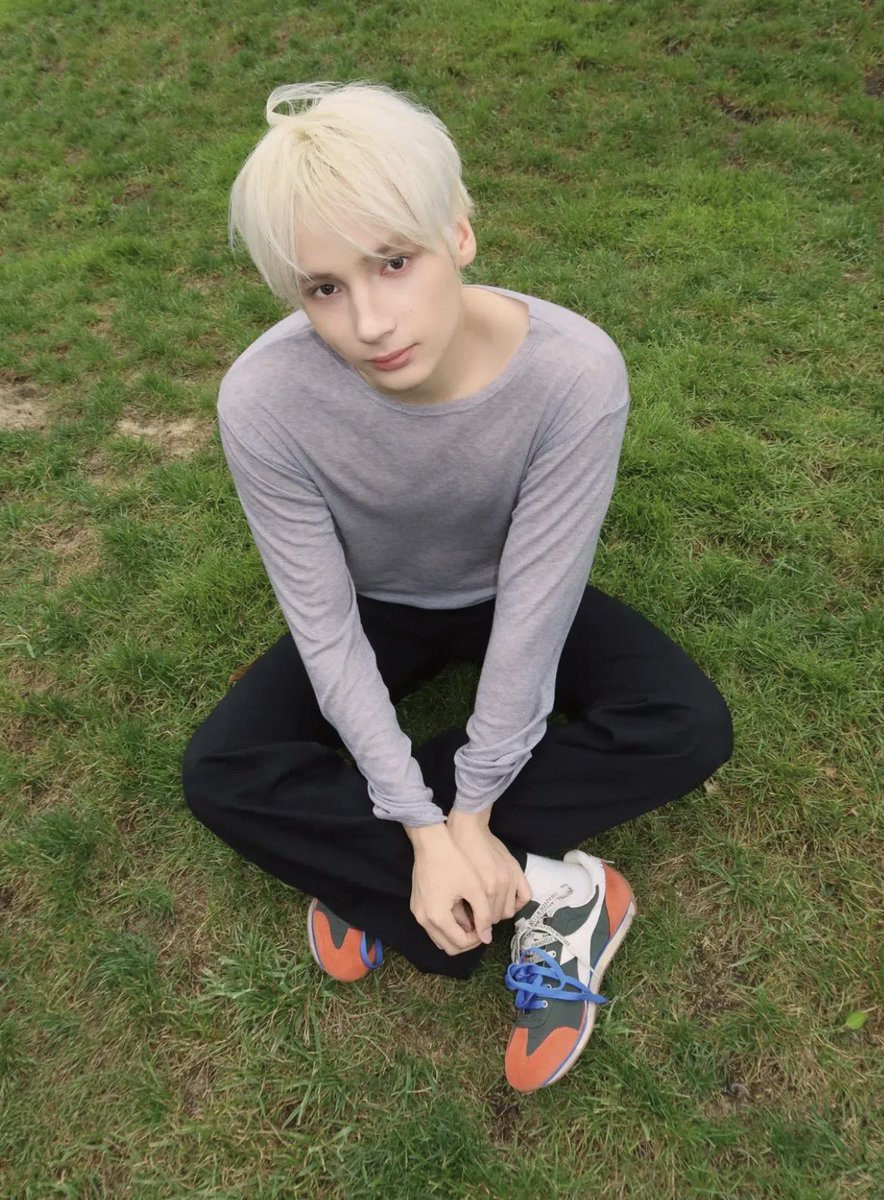 hrts4hyuka's tweet photo. him and this pose 🙂‍↕️ https://t.co/FY5EmJKFgo