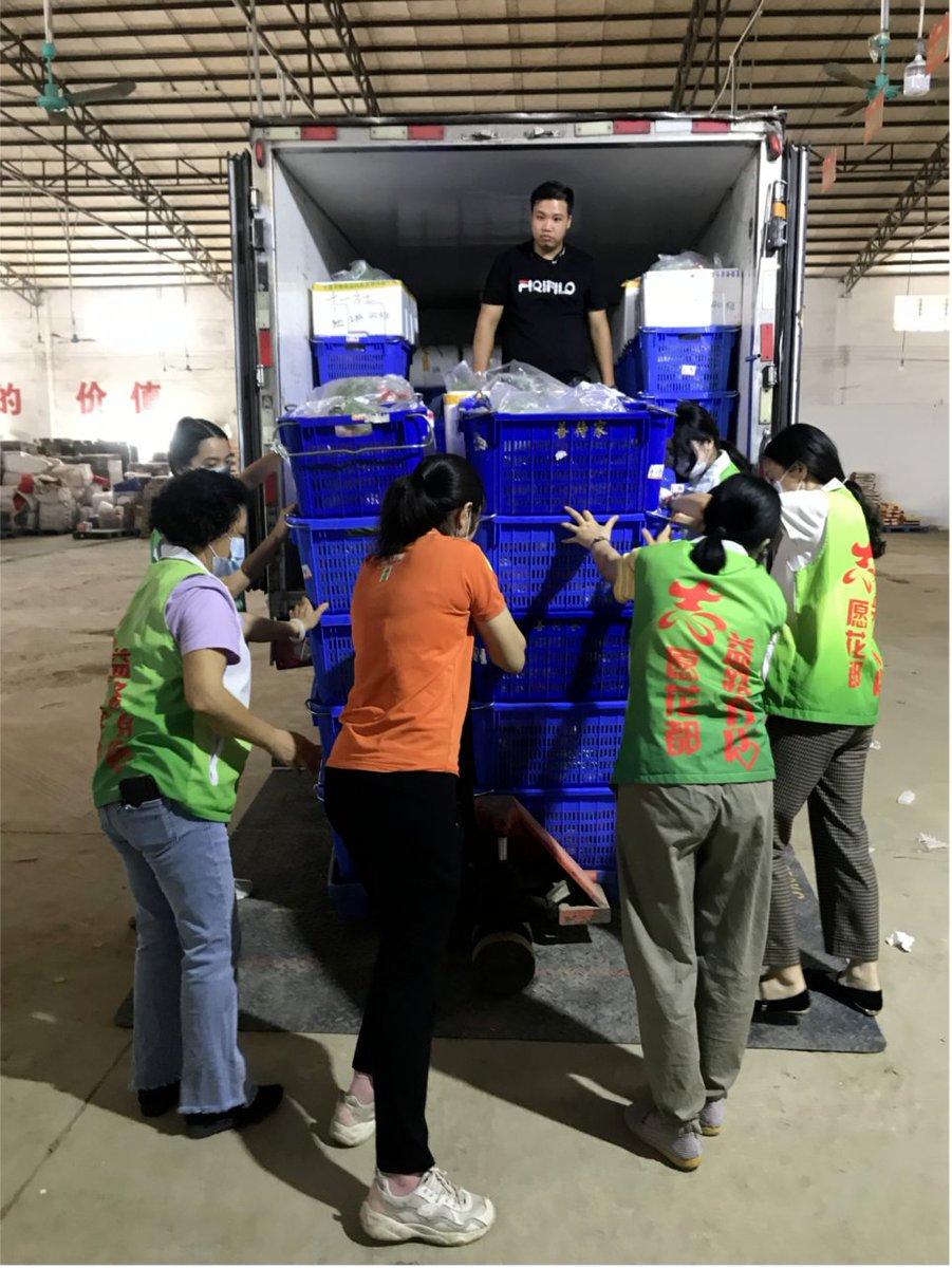 Cartwright5ya's tweet photo. Hoy ayudé en el banco de alimentos local, entregué 50 paquetes de comida a familias necesitadas  Cada pequea acción cuenta  #Voluntariado https://t.co/IfzBLH8zDm