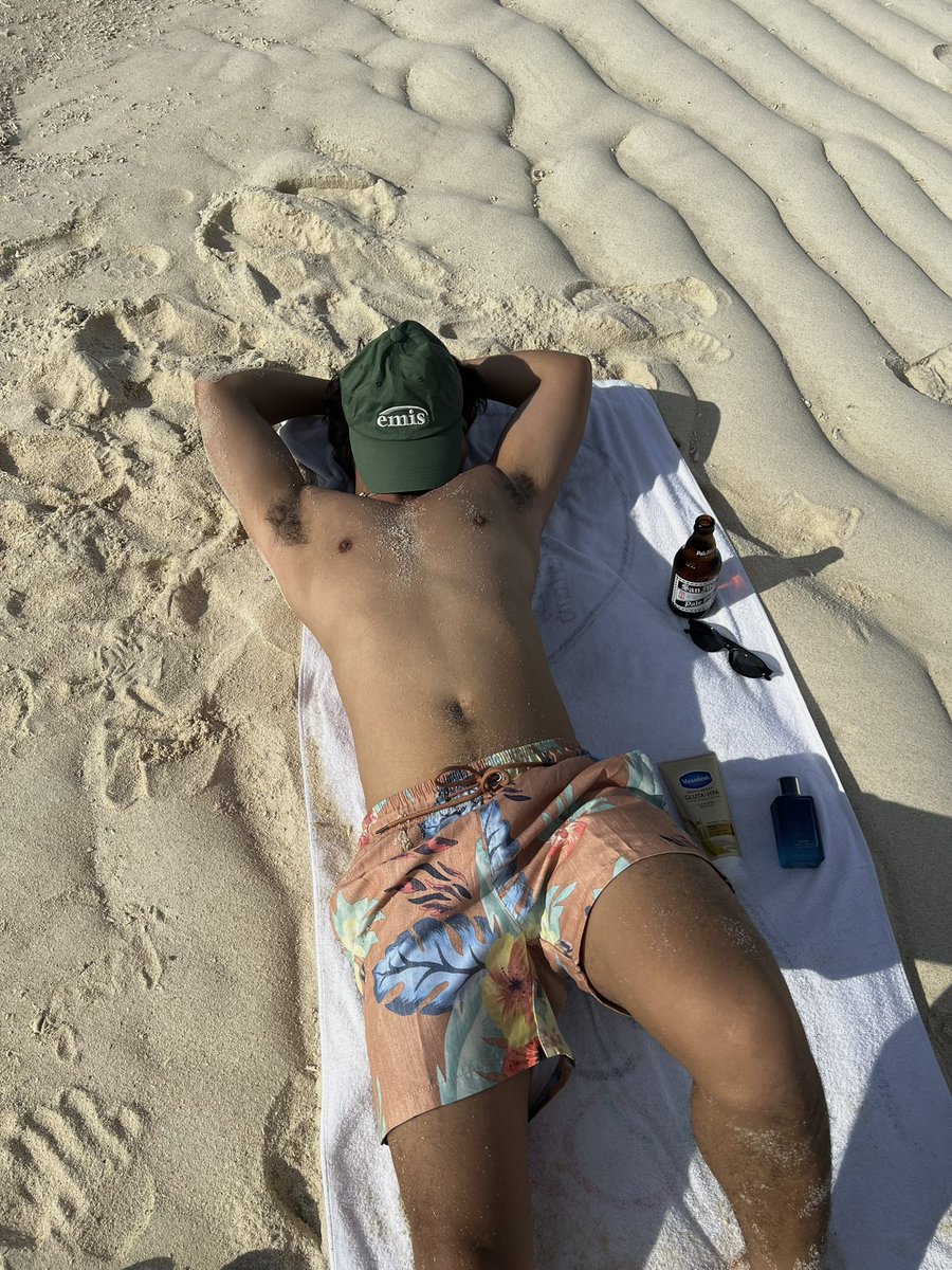 slpsmedyyy's tweet photo. sun drunk 🍺☀️🌊 https://t.co/iYJSWc8LBC