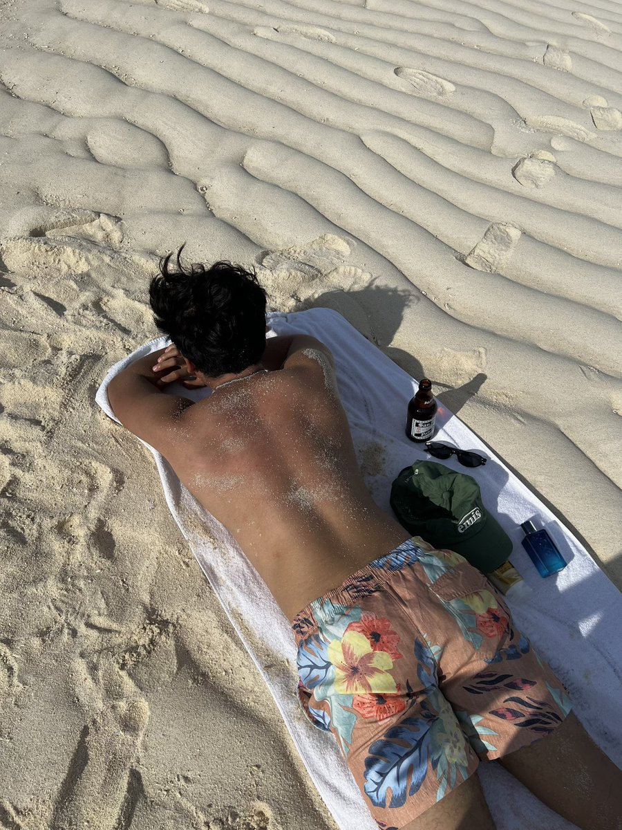 slpsmedyyy's tweet photo. sun drunk 🍺☀️🌊 https://t.co/iYJSWc8LBC