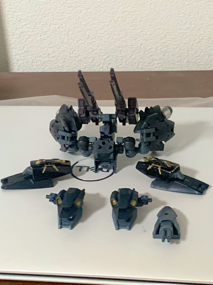 saygoodbye13301's tweet photo. ノヴァルヴベース機の進捗。

ゼノヴァルトとフルアーマーポルタの装甲を拡張用の強化装甲に。
シールドは両腕をフリーにするために肩装甲に置くよう変更。

武装が中遠距離に偏ってるので近接武装を増やすか検討中。。

#30ML 
#30MM https://t.co/8pV5Vc28FO