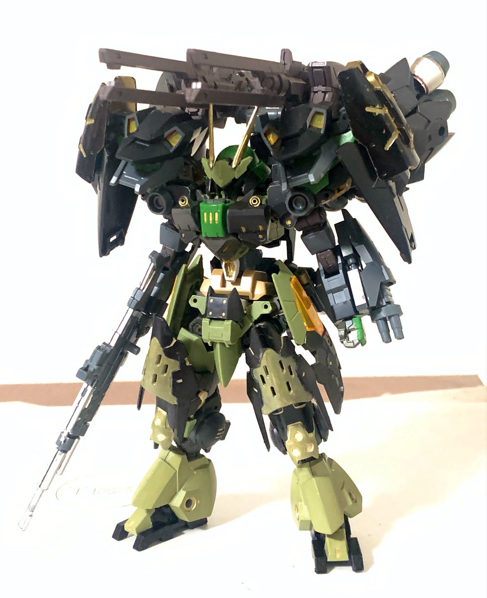 saygoodbye13301's tweet photo. ノヴァルヴベース機の進捗。

ゼノヴァルトとフルアーマーポルタの装甲を拡張用の強化装甲に。
シールドは両腕をフリーにするために肩装甲に置くよう変更。

武装が中遠距離に偏ってるので近接武装を増やすか検討中。。

#30ML 
#30MM https://t.co/8pV5Vc28FO