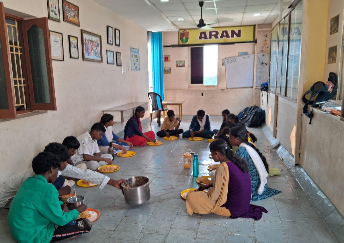 aranvolunteers's tweet photo. நமது வழிகாட்டுதலில் பொதுத்தேர்வினை எதிர்கொள்ளவிருக்கும் கற்கை நன்றே வகுப்பு மாணவர்கள், தங்களது காலாண்டு விடுமுறையைப் பயனுள்ள வகையில் செலவிடும் விதமாக அரண் வள மையத்தில் கல்வி கற்பதில் ஈடுபட்டு வருகின்றனர். 😊

#அரண் 
#கற்றல்_மையம்
#காலாண்டு_விடுமுறை 
#பழங்குடியினர்_க��்வி https://t.co/wDQhXV7bsc