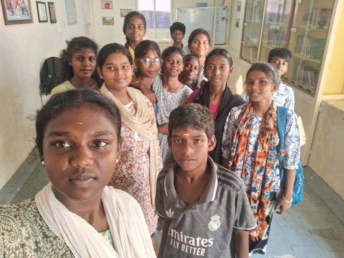 aranvolunteers's tweet photo. நமது வழிகாட்டுதலில் பொதுத்தேர்வினை எதிர்கொள்ளவிருக்கும் கற்கை நன்றே வகுப்பு மாணவர்கள், தங்களது காலாண்டு விடுமுறையைப் பயனுள்ள வகையில் செலவிடும் விதமாக அரண் வள மையத்தில் கல்வி கற்பதில் ஈடுபட்டு வருகின்றனர். 😊

#அரண் 
#கற்றல்_மையம்
#காலாண்டு_விடுமுறை 
#பழங்குடியினர்_க��்வி https://t.co/wDQhXV7bsc