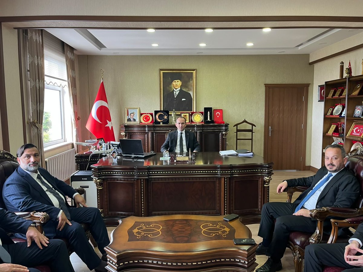 bduzukaymakamlg's tweet photo. 📌AK Parti MKYK Yedek Üyesi, 27. Dönem İzmir Milletvekili Sayın Cemal BEKLE ve AK Parti Beşikdüzü İlçe Başkanı Ali ZEYTİN, beraberinde İl ve İlçe Teşkilatı Yöneticileri ile birlikte İlçemiz Kaymakamı Sayın Muammer SARIDOĞAN’a ziyarette bulundular.🇹🇷 https://t.co/kU7sZAOqtE