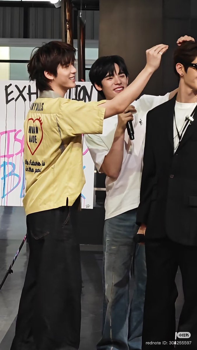 Toeyikx's tweet photo. Teeteepor came to visit JamesSu and made a beautiful bow tie for him, so cutie 

cre pic: 诸葛钢铁玫 (shx)

#twnpich #porsuppakarn
#isolatedblvck2 https://t.co/PFRPLRD7Yw