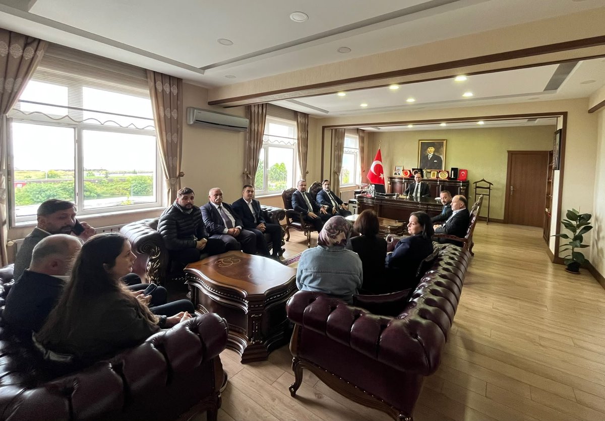bduzukaymakamlg's tweet photo. 📌AK Parti MKYK Yedek Üyesi, 27. Dönem İzmir Milletvekili Sayın Cemal BEKLE ve AK Parti Beşikdüzü İlçe Başkanı Ali ZEYTİN, beraberinde İl ve İlçe Teşkilatı Yöneticileri ile birlikte İlçemiz Kaymakamı Sayın Muammer SARIDOĞAN’a ziyarette bulundular.🇹🇷 https://t.co/kU7sZAOqtE