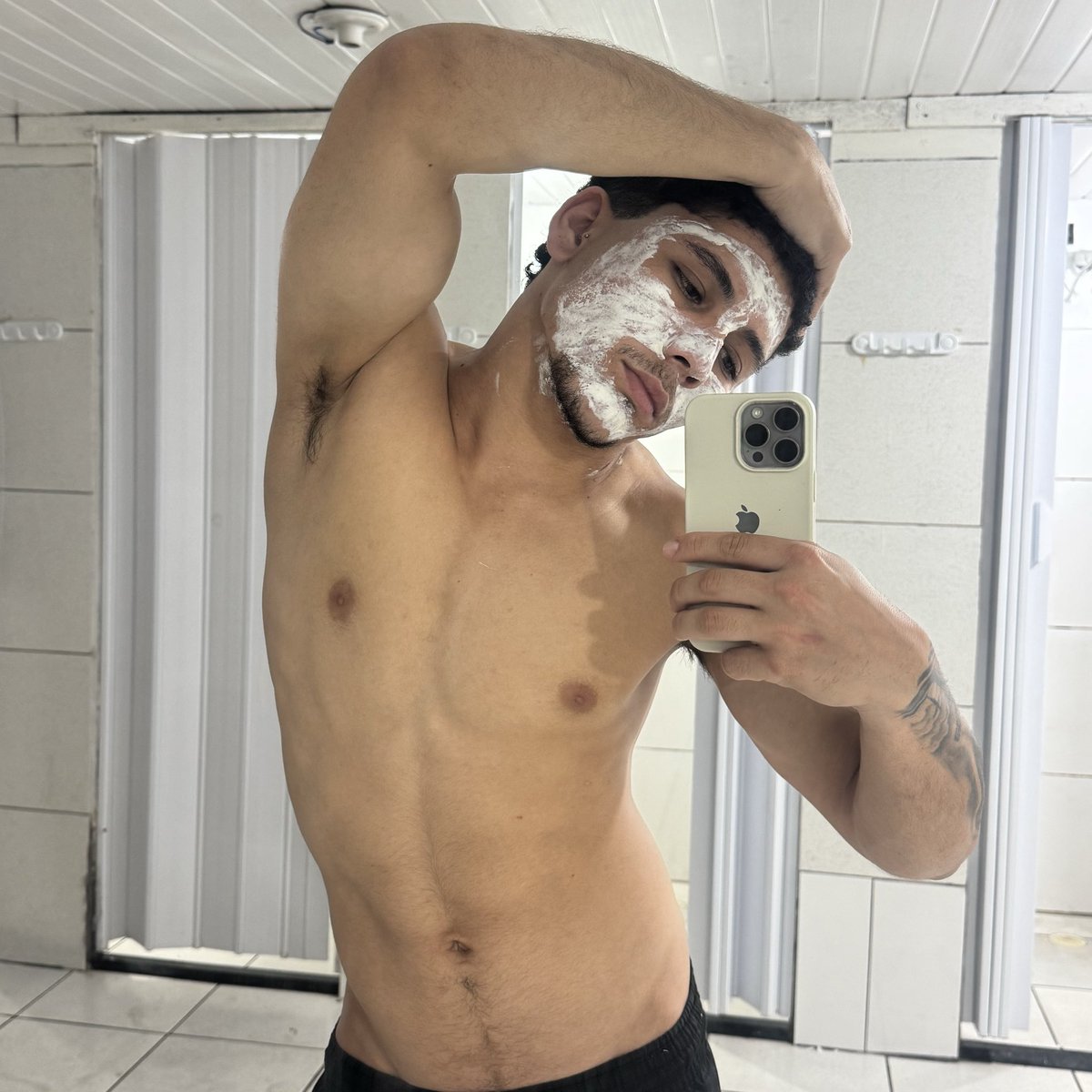 Wandersonsx00's tweet photo. O cabelo igual uma moita 🤡 https://t.co/fw6V2ng0Sl