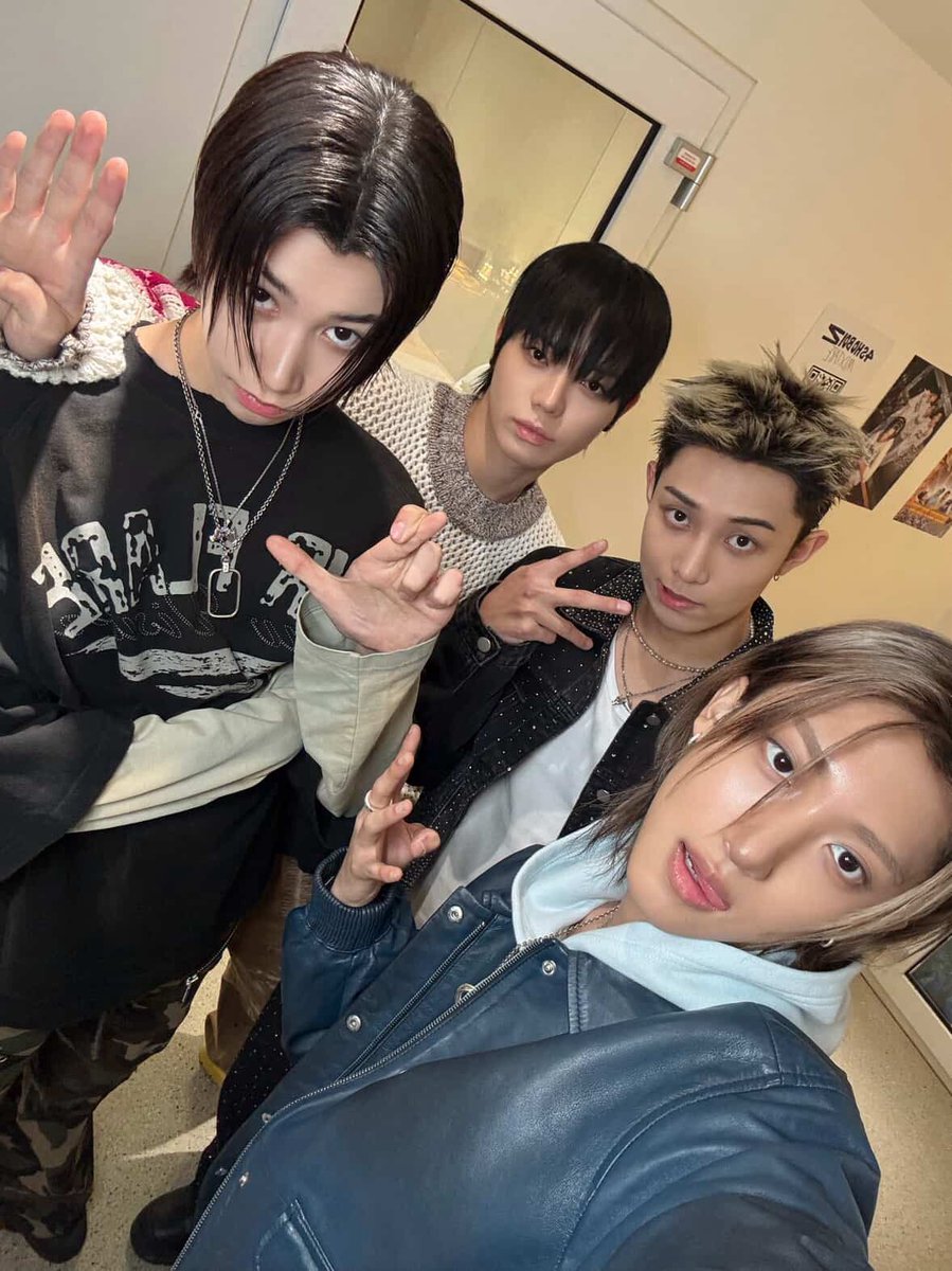 bbbbi_nyeong's tweet photo. 이 각도 단체사진 너무 느좋 https://t.co/yxAtqc5C2M