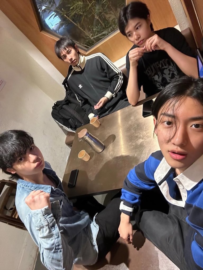 bbbbi_nyeong's tweet photo. 이 각도 단체사진 너무 느좋 https://t.co/yxAtqc5C2M