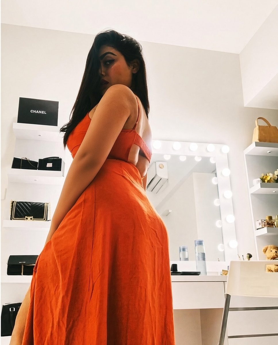 _RakshitaRai's tweet photo. Orange dress, looking back on purpose. 🧡 https://t.co/KwVmJHKxJf