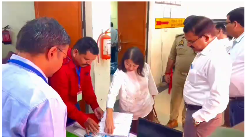 bstvlive's tweet photo. बहराइच : निर्वाचन नोडल अधिकारी एथेल रोथांगपुई जिले में

➡️EVM, वीवी पैड की फर्स्ट लेविल व्यवस्था चेक की
➡️EVM की सुरक्षा, एफ.एल.सी गुणवत्ता की जाँच
➡️जांच के दौरान DM, ADM मौजूद रहे

#Bahraich #ElectionCommission #EVM @DMBahraich https://t.co/Xj5NiKroGb
